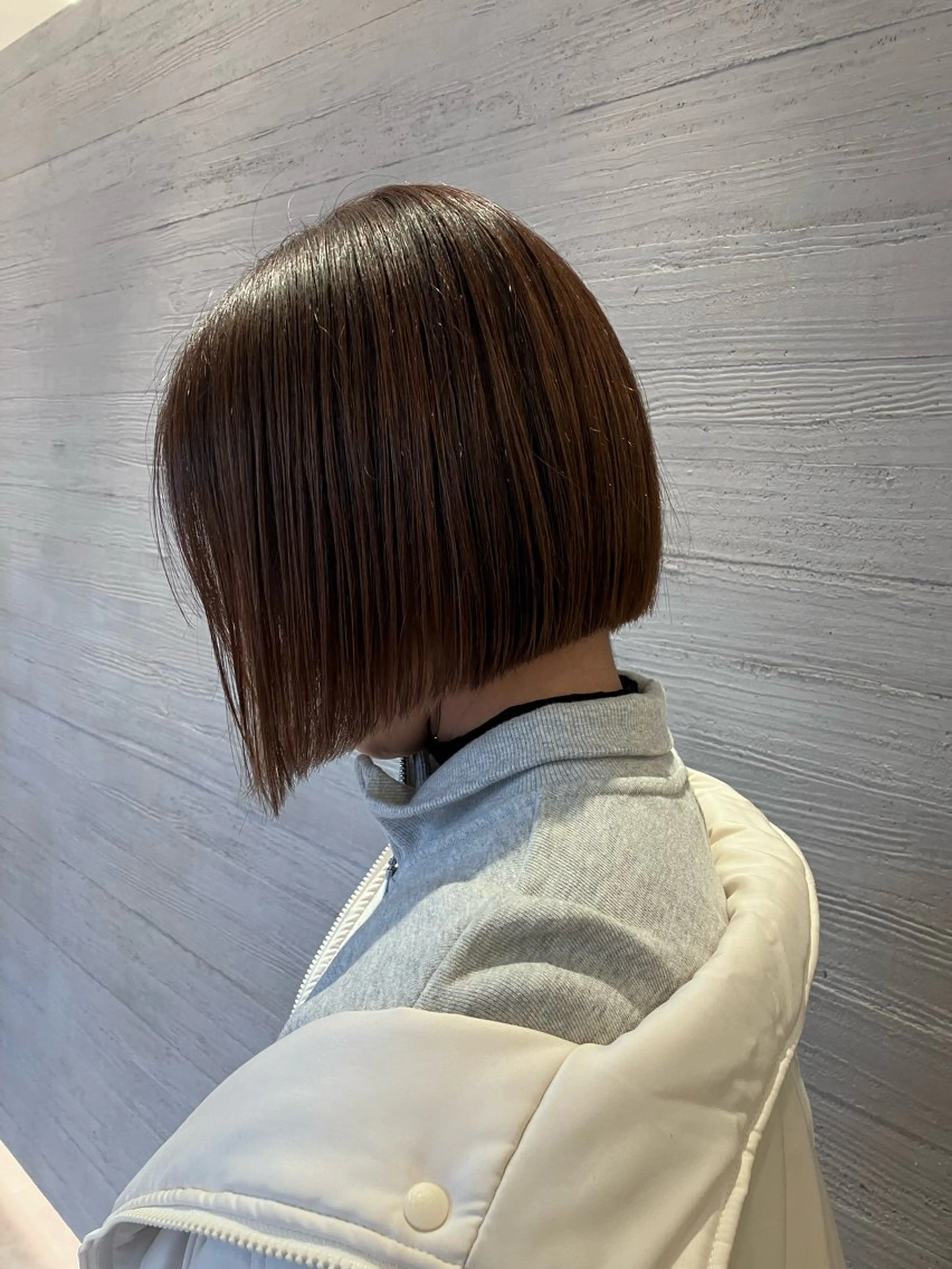 ショート ボブ サキ🤍ハイトーン 🩰くびれ巻きヘアのヘアスタイル