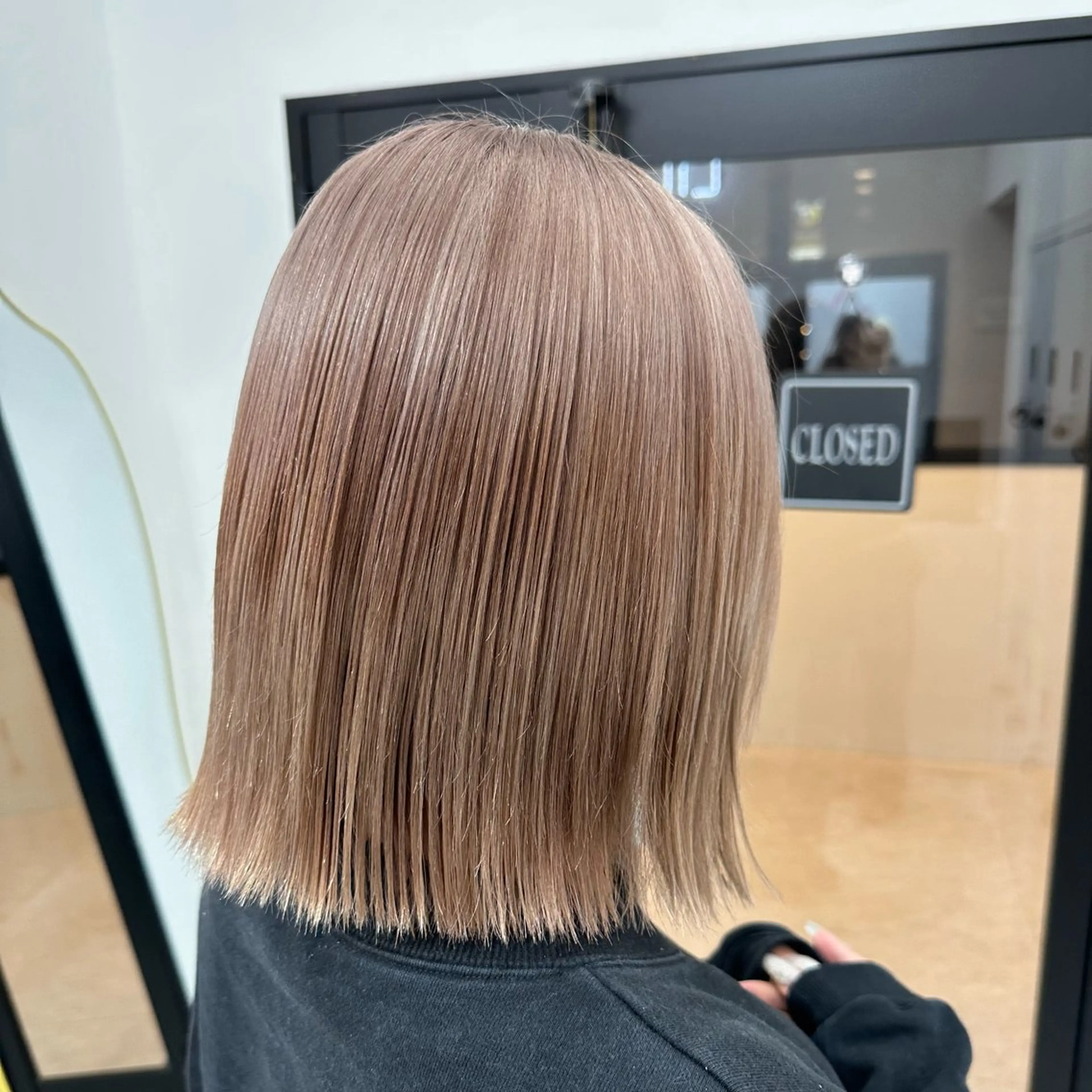 カラー ベージュカラー ミルクティーベージュ ヘアカラー トリートメント 💎艶々ハイトーン MOE💍🤍のヘアスタイル