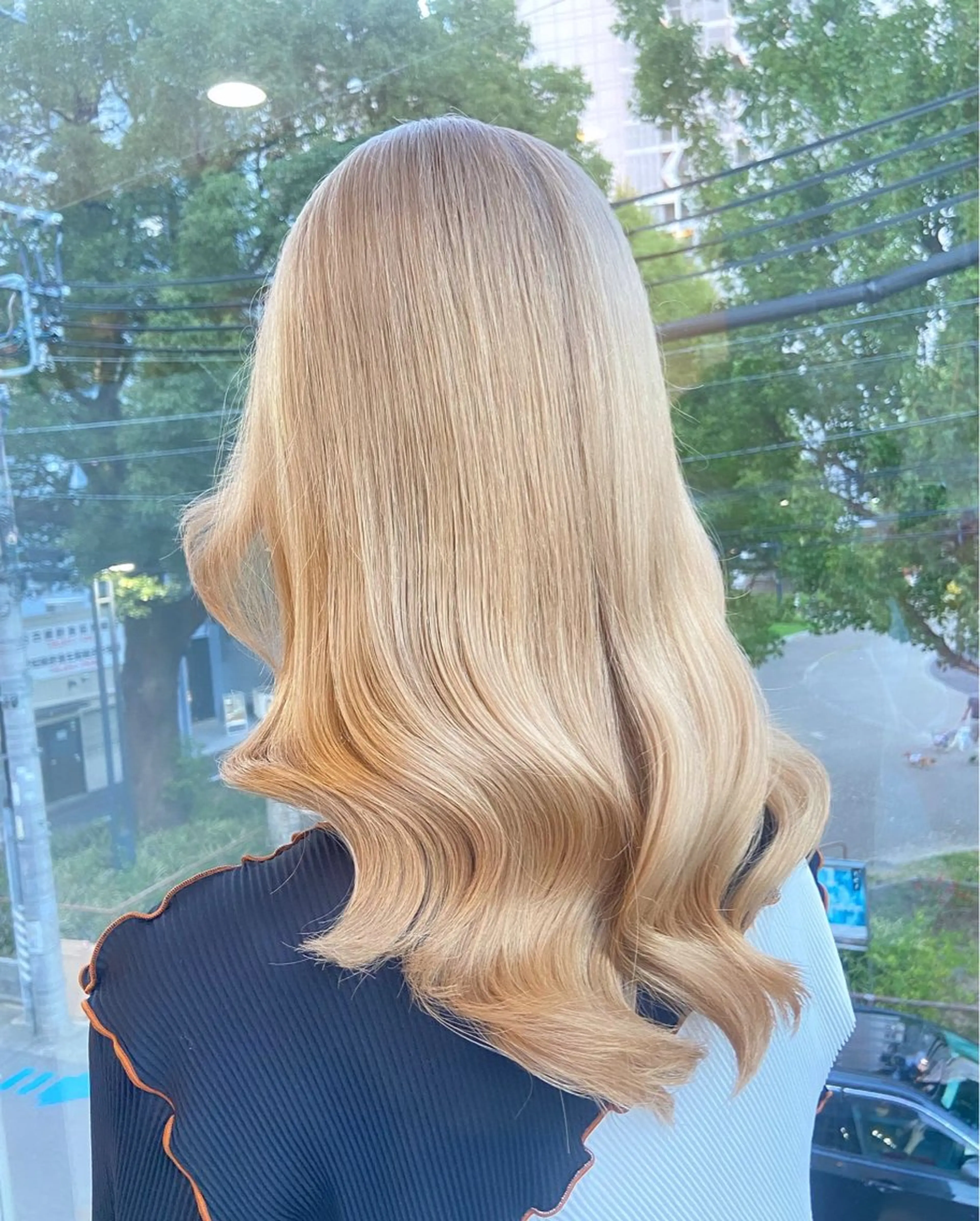 セミロング カラー ブロンド ホワイトブロンド 韓国風ヘア カット ヘアカラー トリートメント 鈴木/ミルクティー/ ブリーチ/ボブ/のヘアスタイル