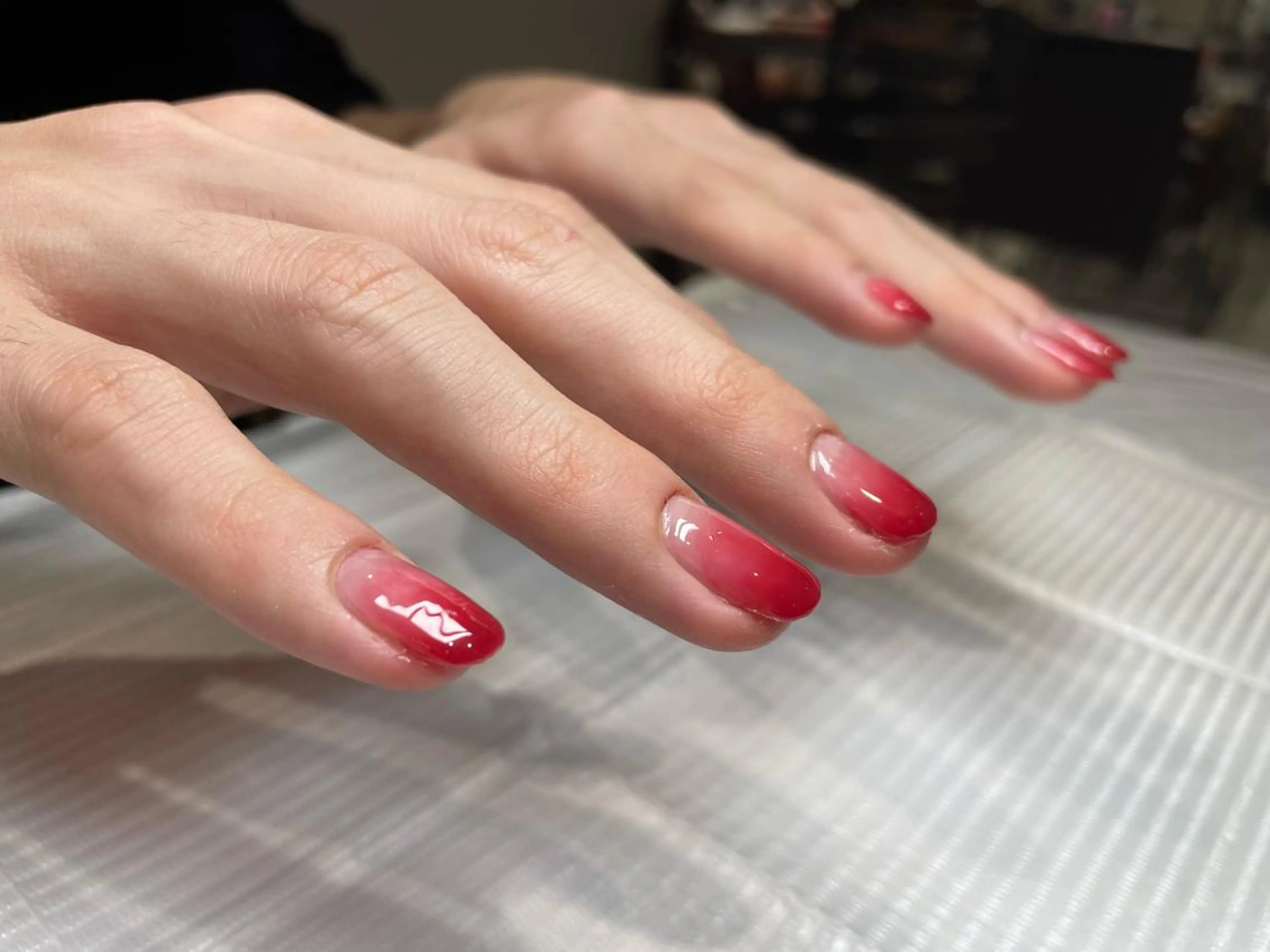 ネイル グラデーション メンズネイル 赤色 Aurora eyelash &nail salonアメ村店所属・YUKI nailistのネイルデザイン