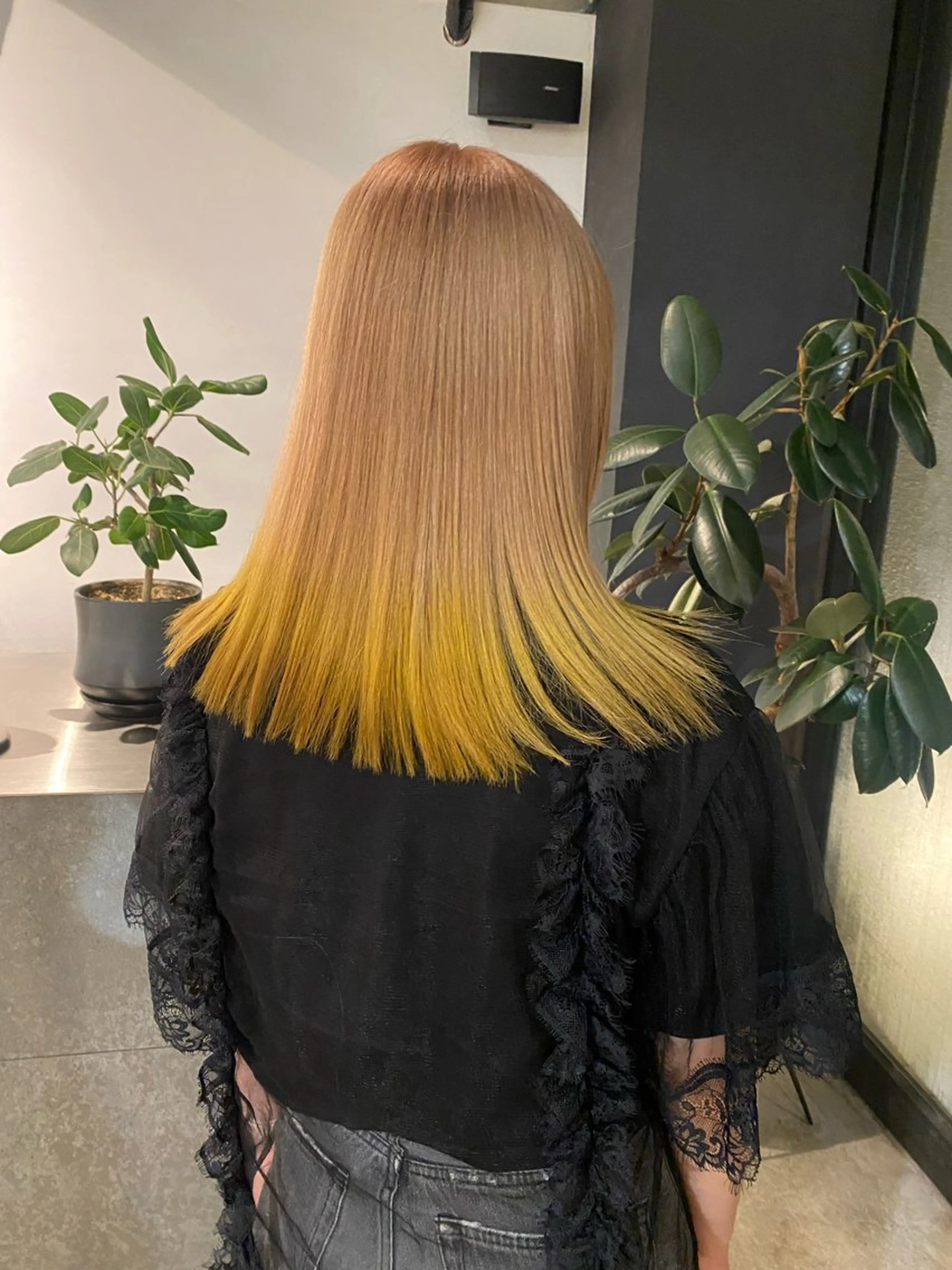 カラー ベージュカラー グラデーションカラー イエローカラー 小河 穂香のヘアスタイル