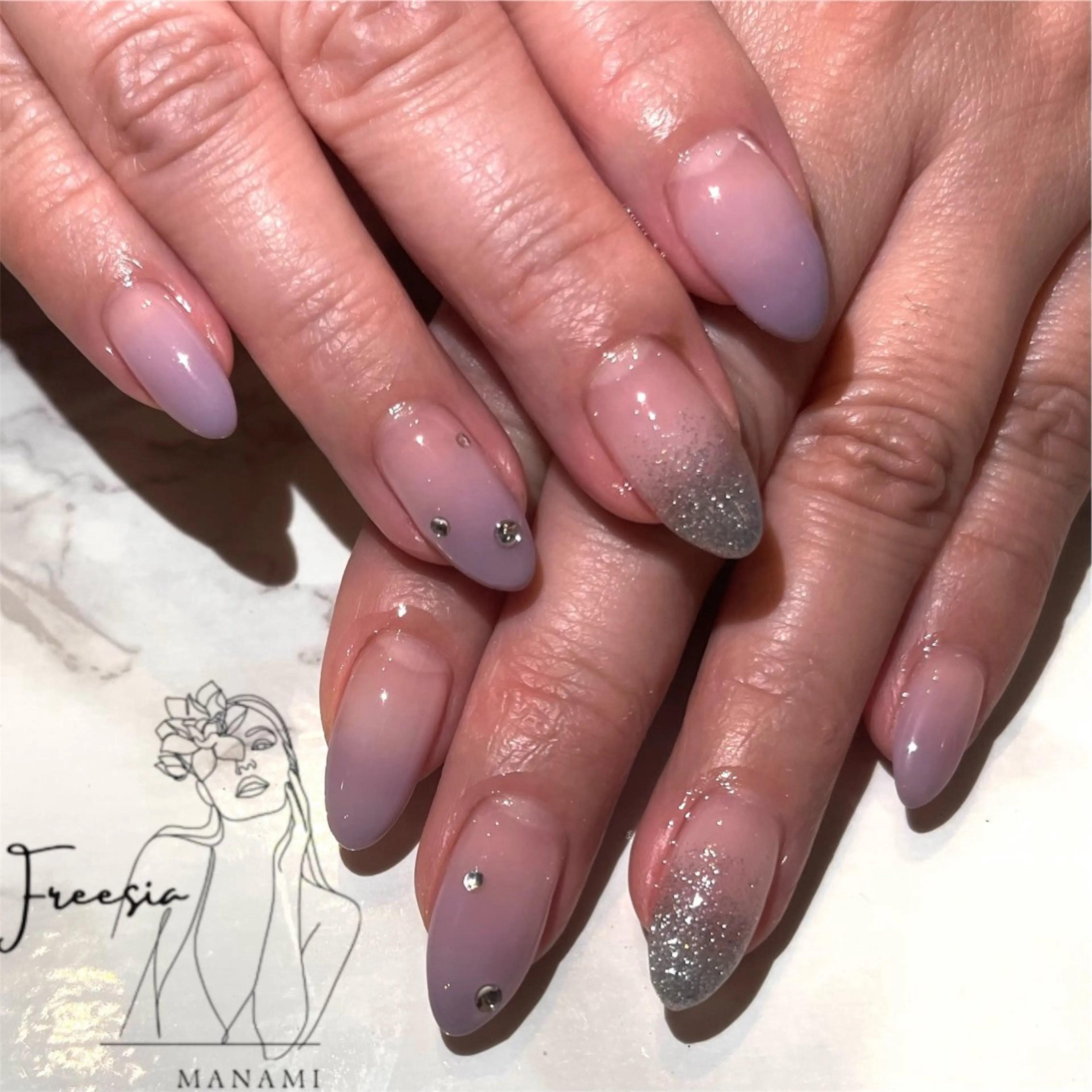 ネイル グラデーション ストーンネイル ハンドネイル freesia Manamiのネイルデザイン