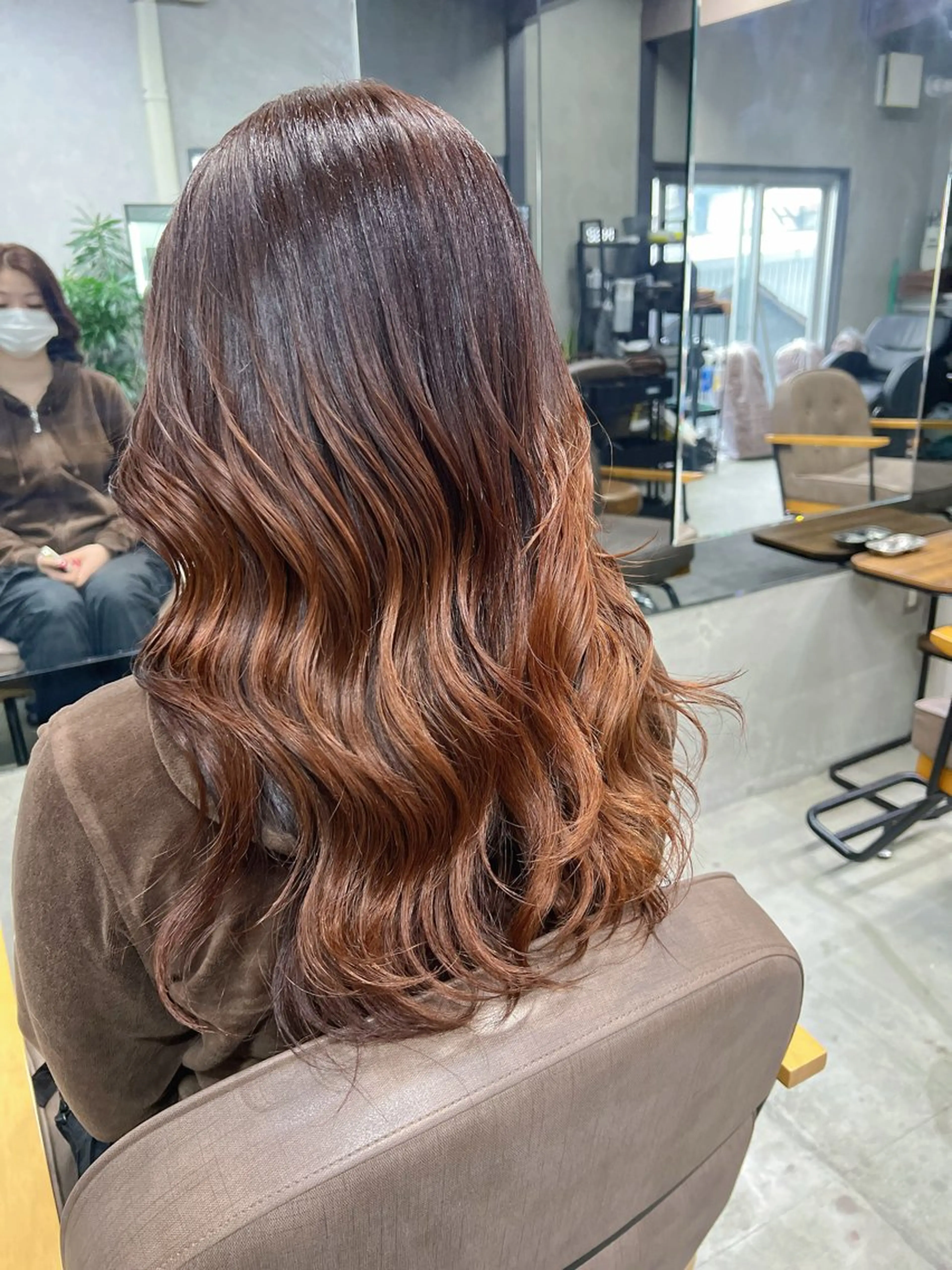 セミロング セミロングパーマ オレンジブラウン ボブ 顔周りカット YUI ハイトーンカラーのヘアスタイル