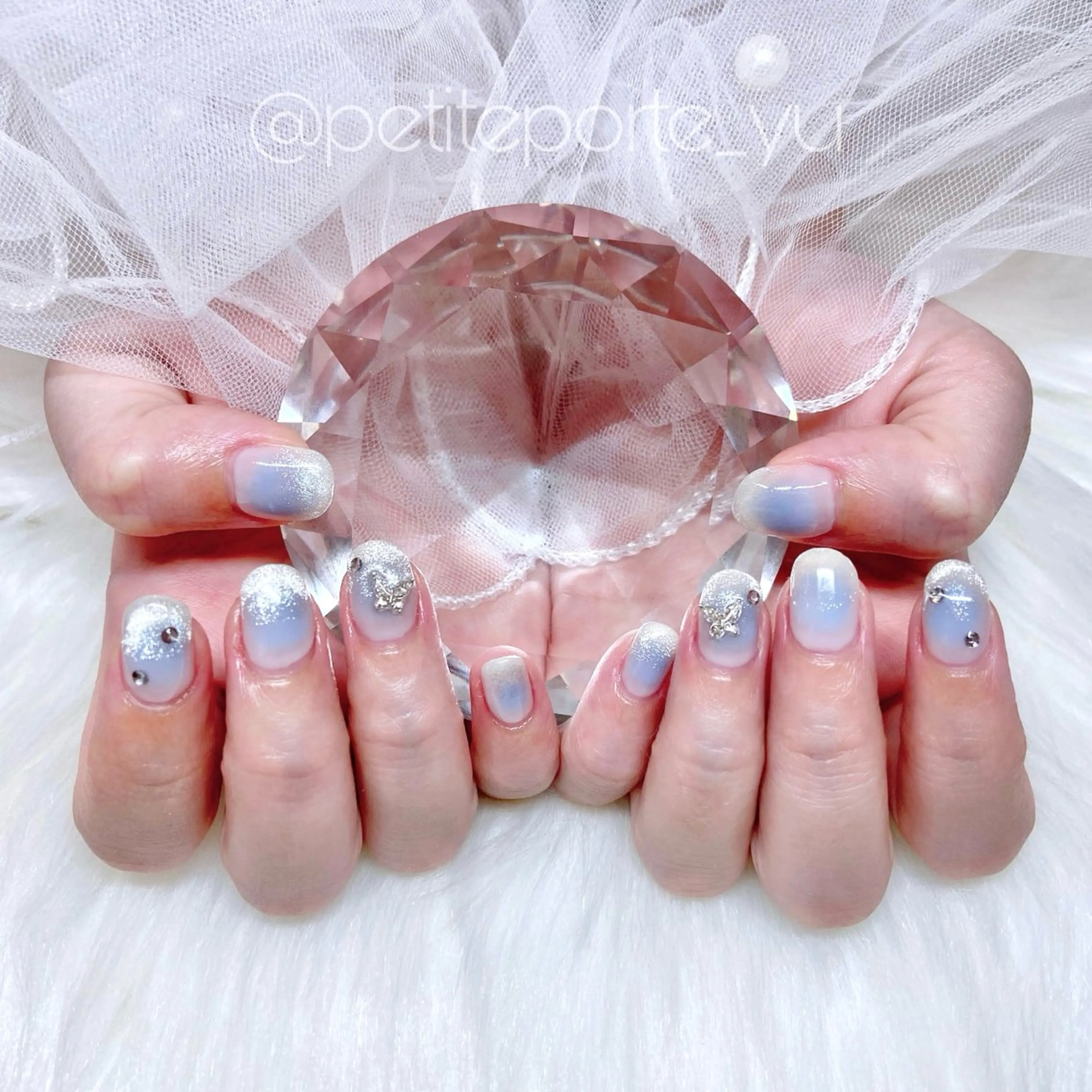 ネイル アートネイル ブルー チークネイル キラキラネイル 水色 ハンドネイル nailsalon petite porte所属・petite porteのネイルデザイン