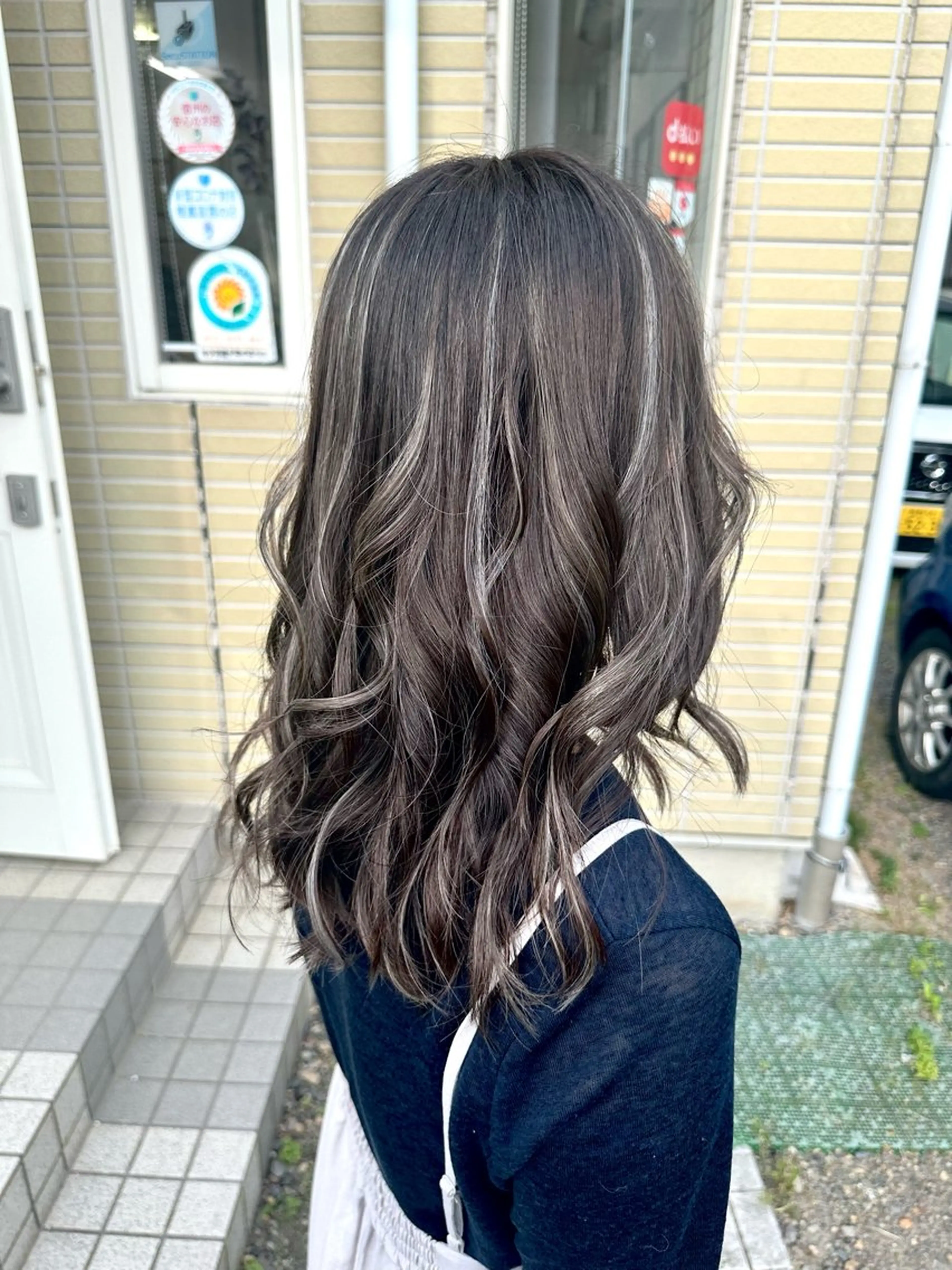 白髪もデザインにしていくハイライト+カット+前処理、後処理トリートメントの写真