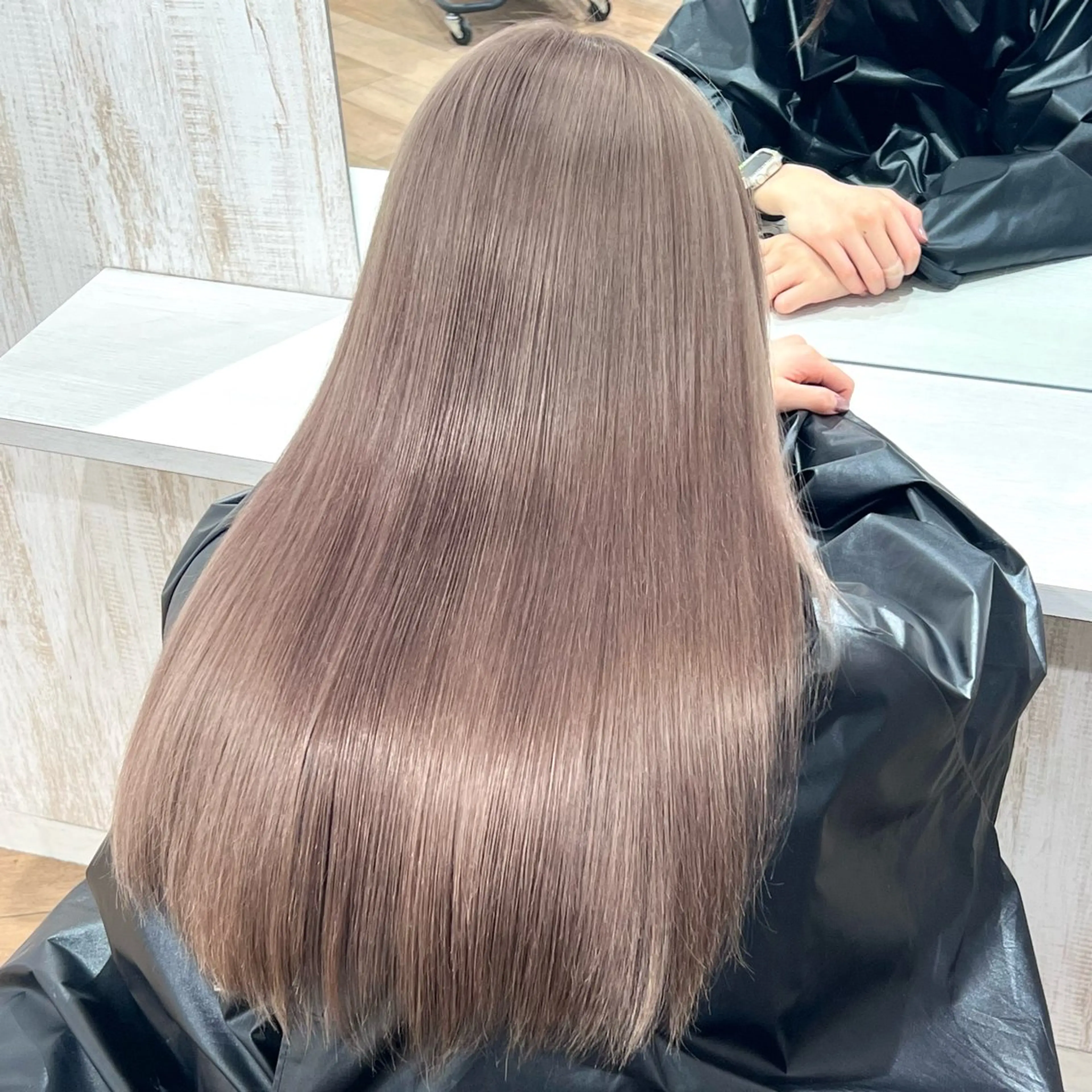 ロング カラー ベージュカラー ヘアカラー トリートメント 前髪/顔まわりカット 艶髪/髪質改善/縮毛のヘアスタイル