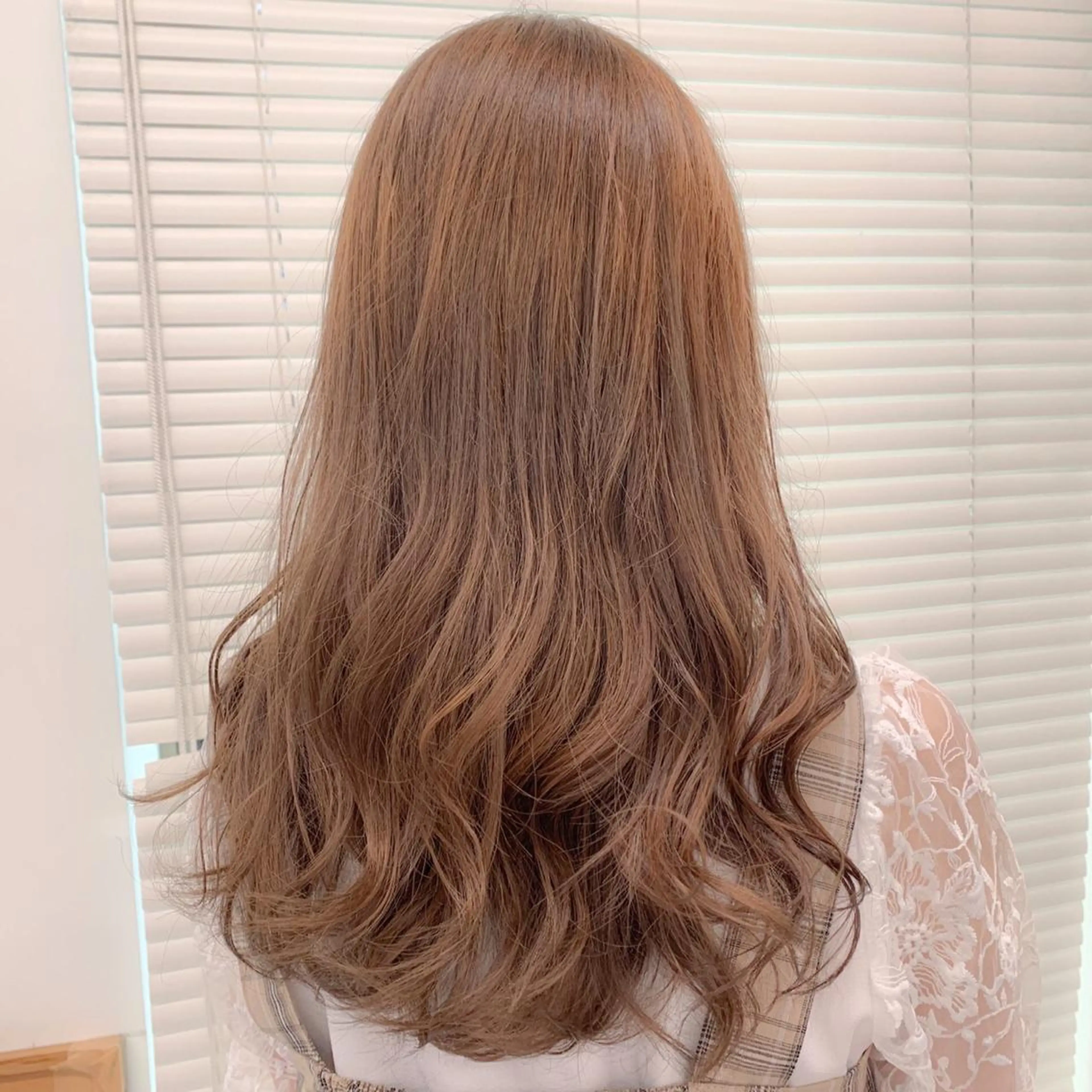セミロング カラー ベージュカラー ミルクティーベージュ カット ヘアカラー トリートメント ヘアセット 透明感カラー🤍 Kaitoのヘアスタイル