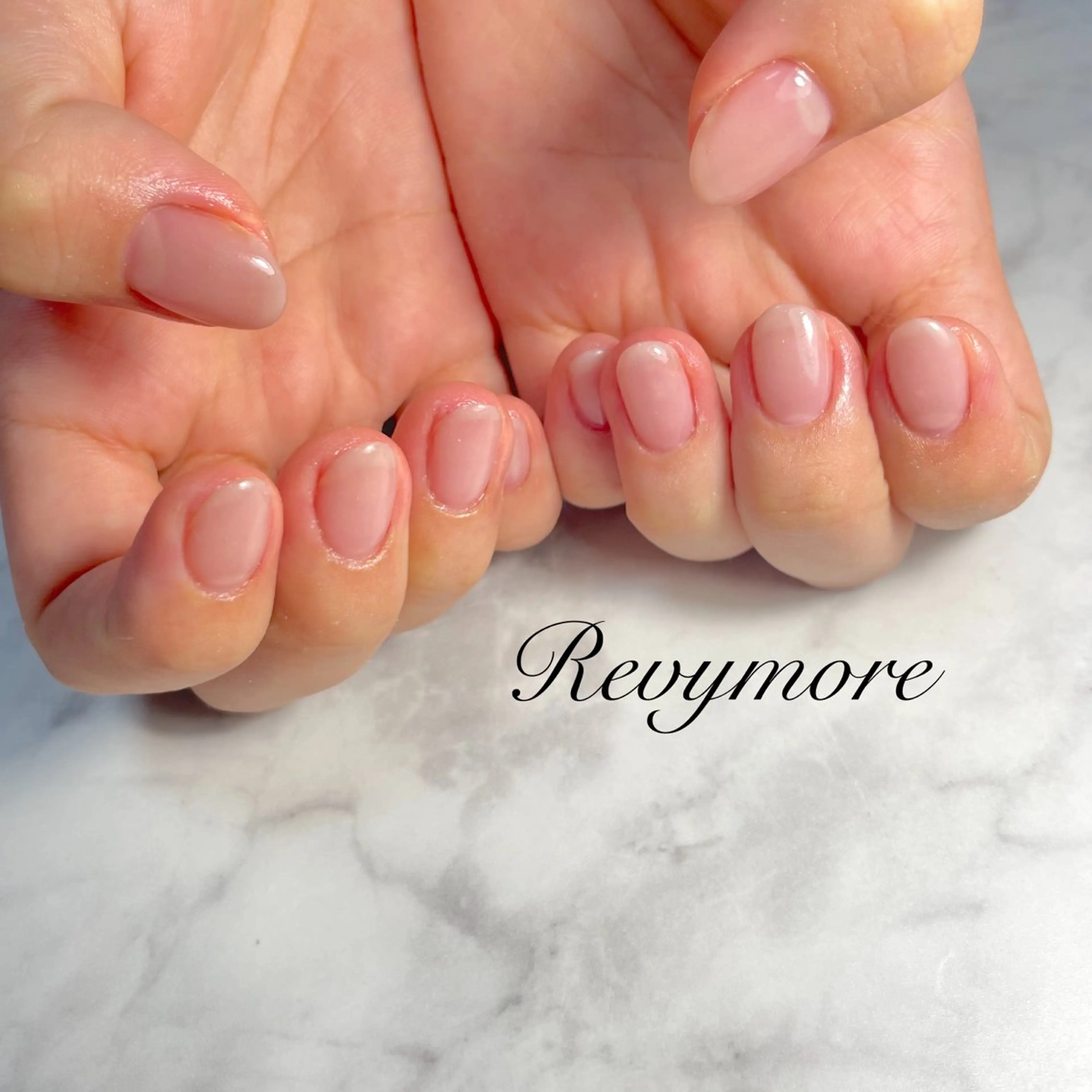 ネイル ジェルネイル ニュアンスネイル オフィスネイル シンプルネイル nail salon Revymore所属・nail salon Revymoreのネイルデザイン
