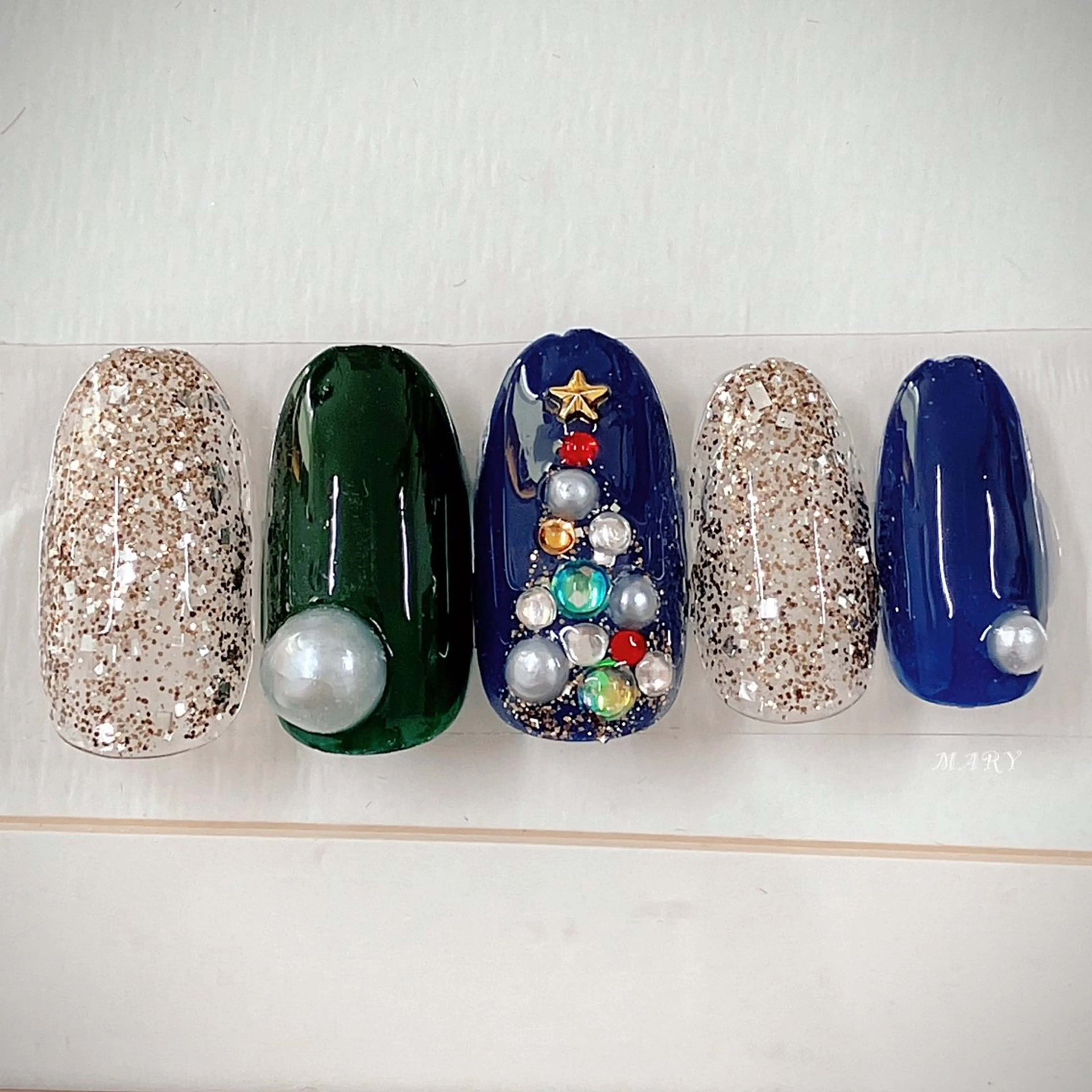 ネイル キラキラネイル ニュアンスネイル 冬ネイル クリスマス ハンドネイル Mary nail所属・Mary nail .narumiのネイルデザイン