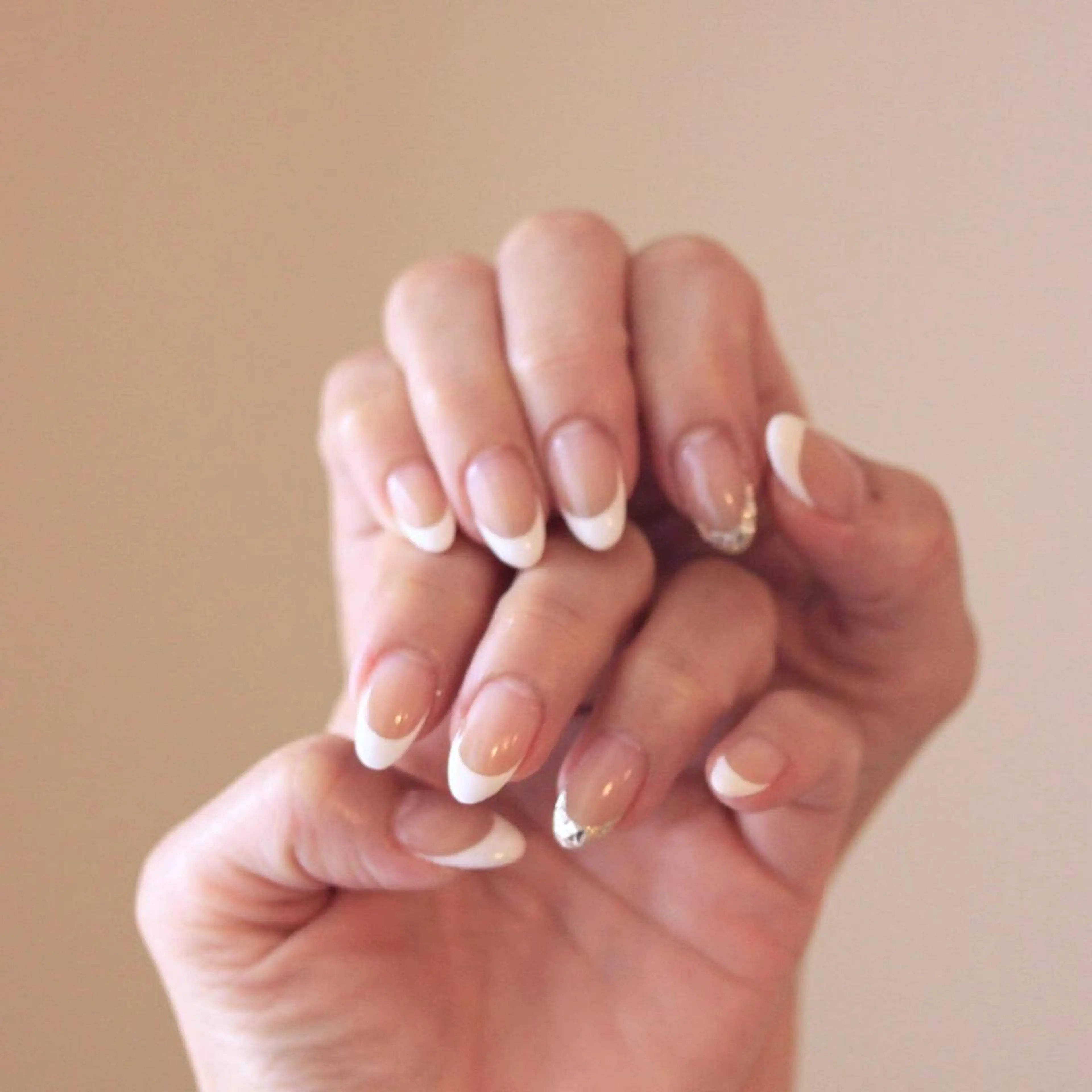 ネイル フレンチネイル ガラスフレンチ ホワイト ハンドネイル Elio所属・Elio 国泰寺のネイルデザイン
