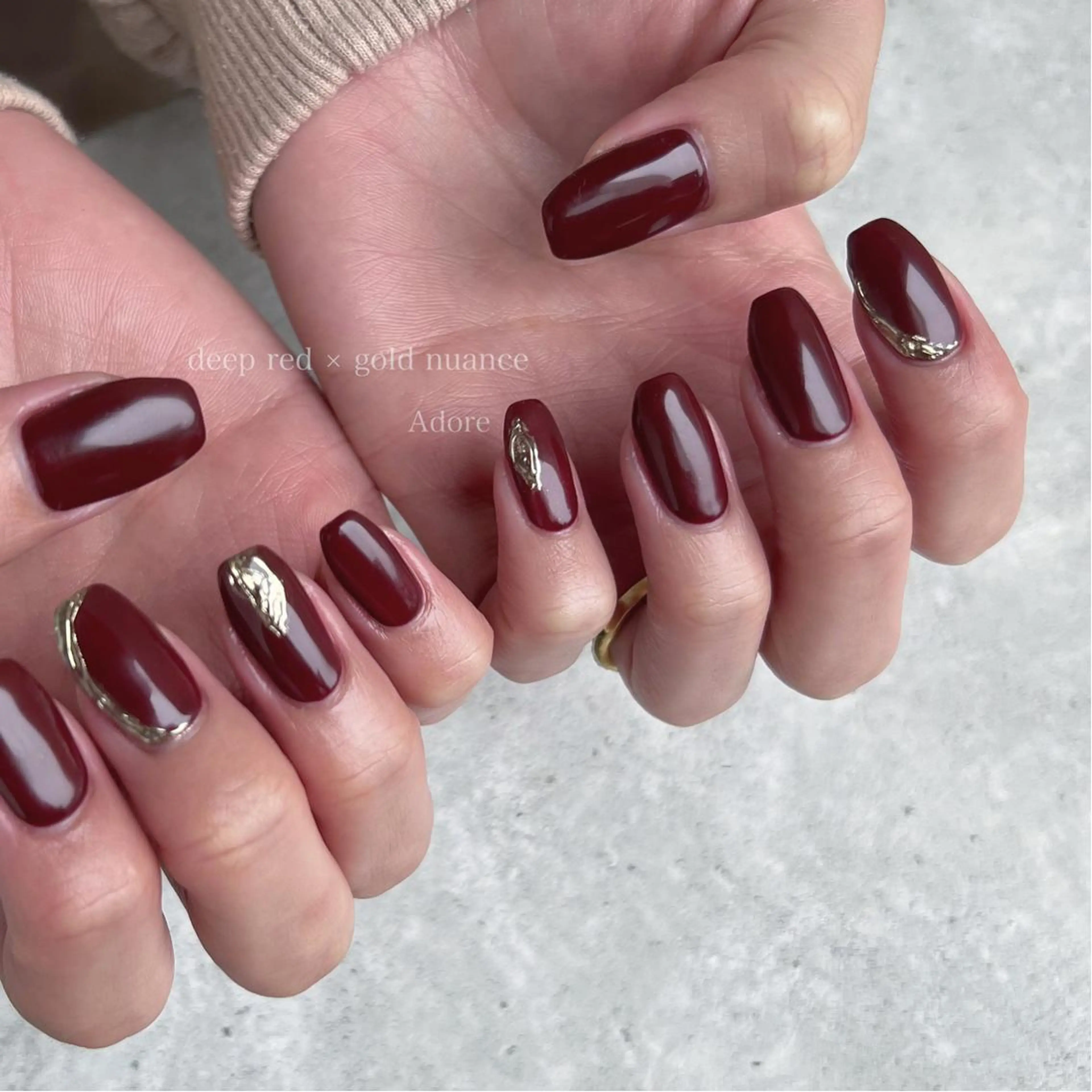ネイル ボルドー ゴールド ミラーネイル ニュアンスネイル ワンカラーネイル ハンドネイル Nail Adore.のネイルデザイン