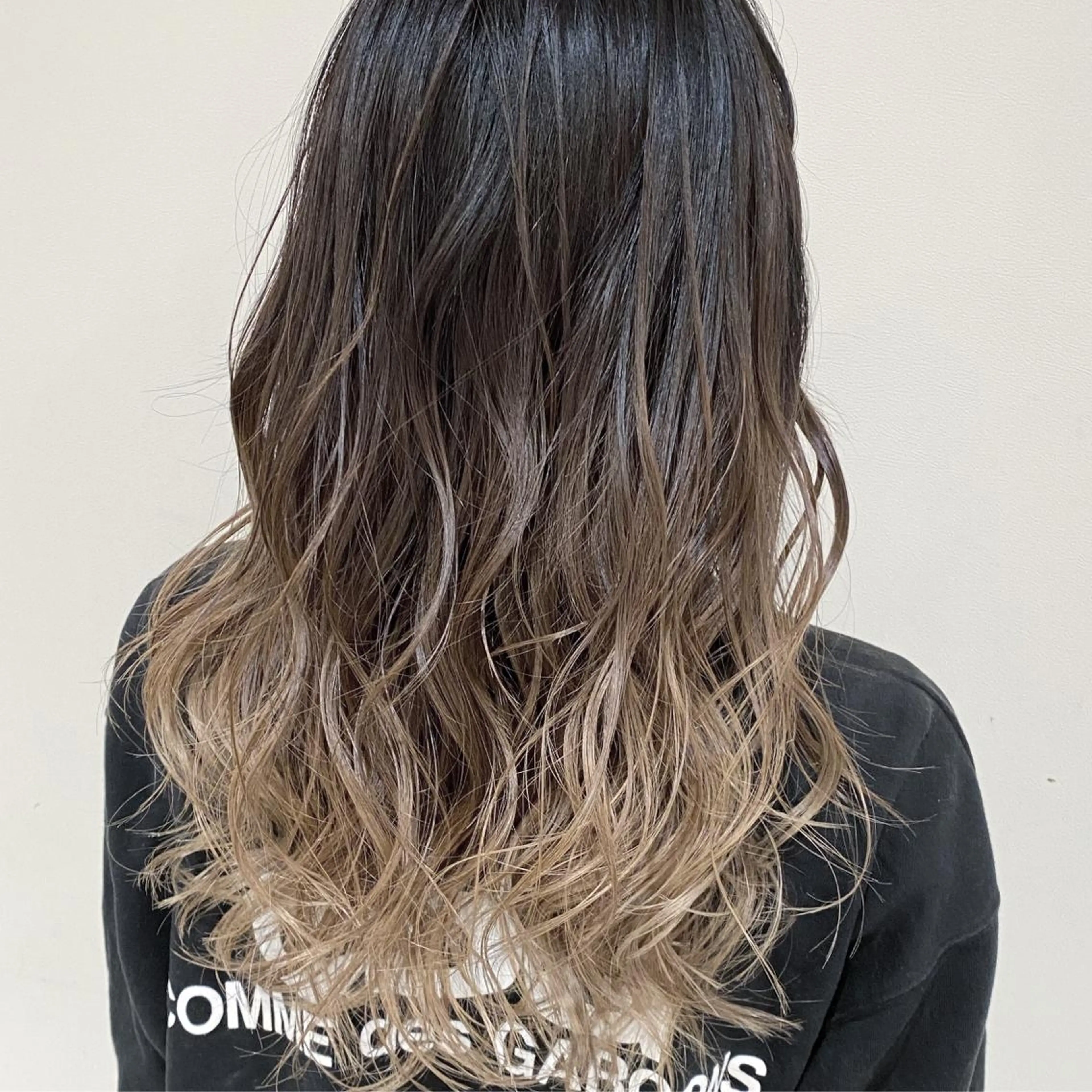 ミディアム カラー アッシュ アッシュグレー アッシュグレージュ バレイヤージュ ベージュカラー AMI Hair  supply所属・髪質改善カラー 韓国風レイヤーのヘアスタイル