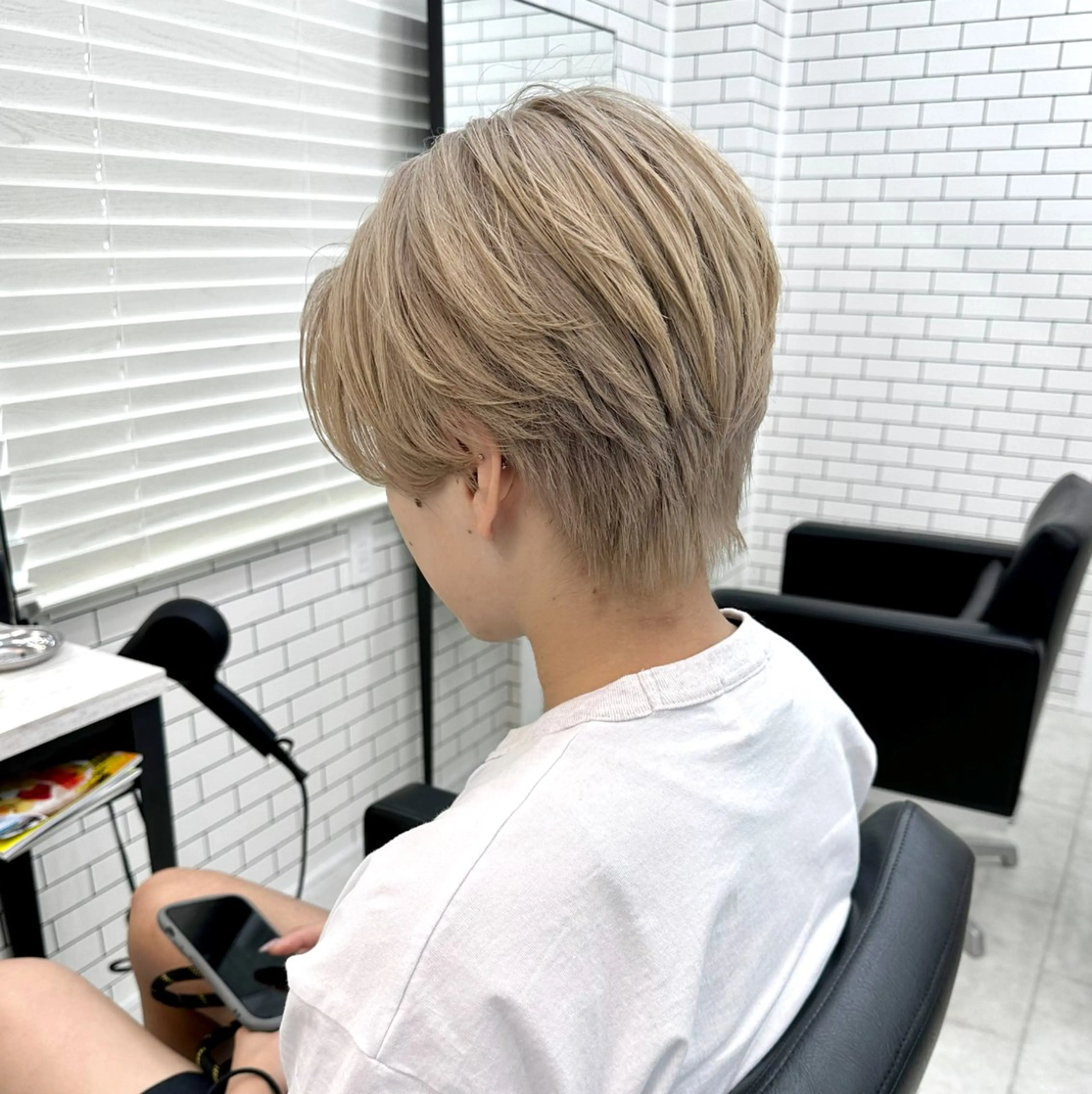 カラー メンズ メンズハイライト メンズハイトーン メンズインナーカラー デザインカラー ハイライトカラー メンズ特化✂️ 小枝 優生のヘアスタイル