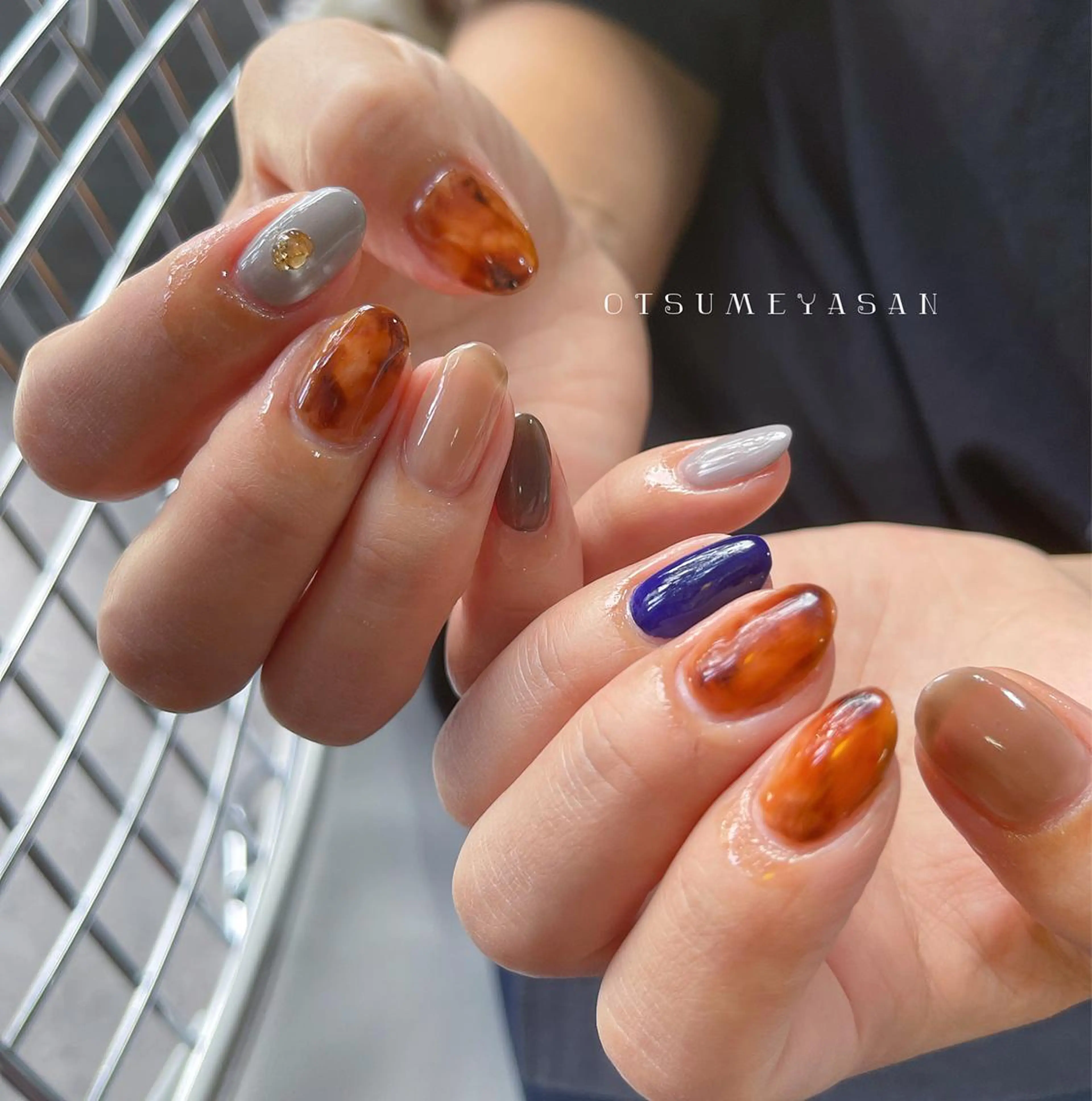 ネイル オーロラネイル べっ甲ネイル ゴールド 韓国ネイル ラメ(グリッター) otsumeyasan所属・わたなべ ちかのネイルデザイン