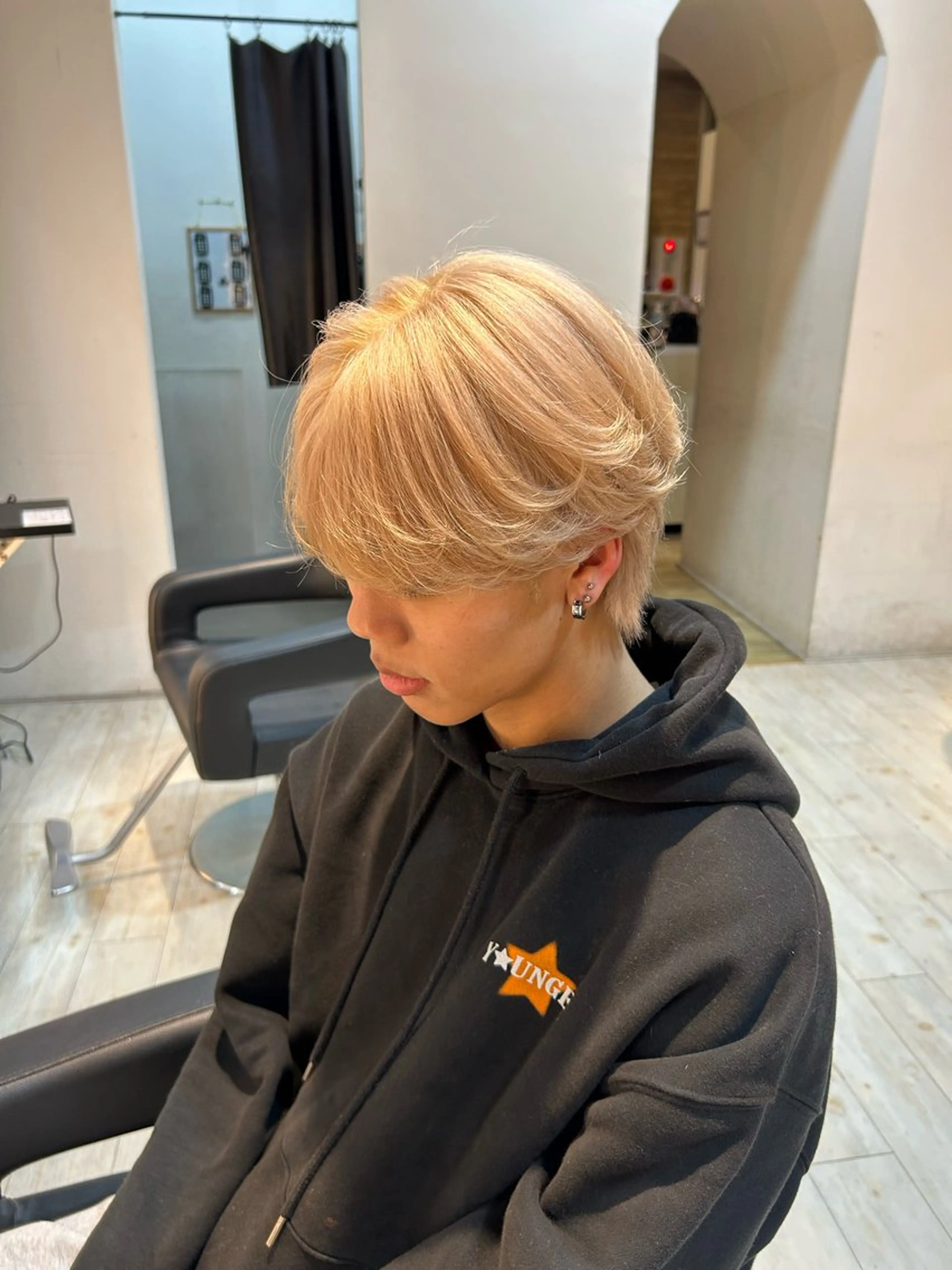 カラー メンズ メンズブリーチ ベージュカラー ブリーチ ホワイトベージュ カット ヘアカラー トリートメント 有働由良／ハイトーン ／韓国メンズヘアのヘアスタイル