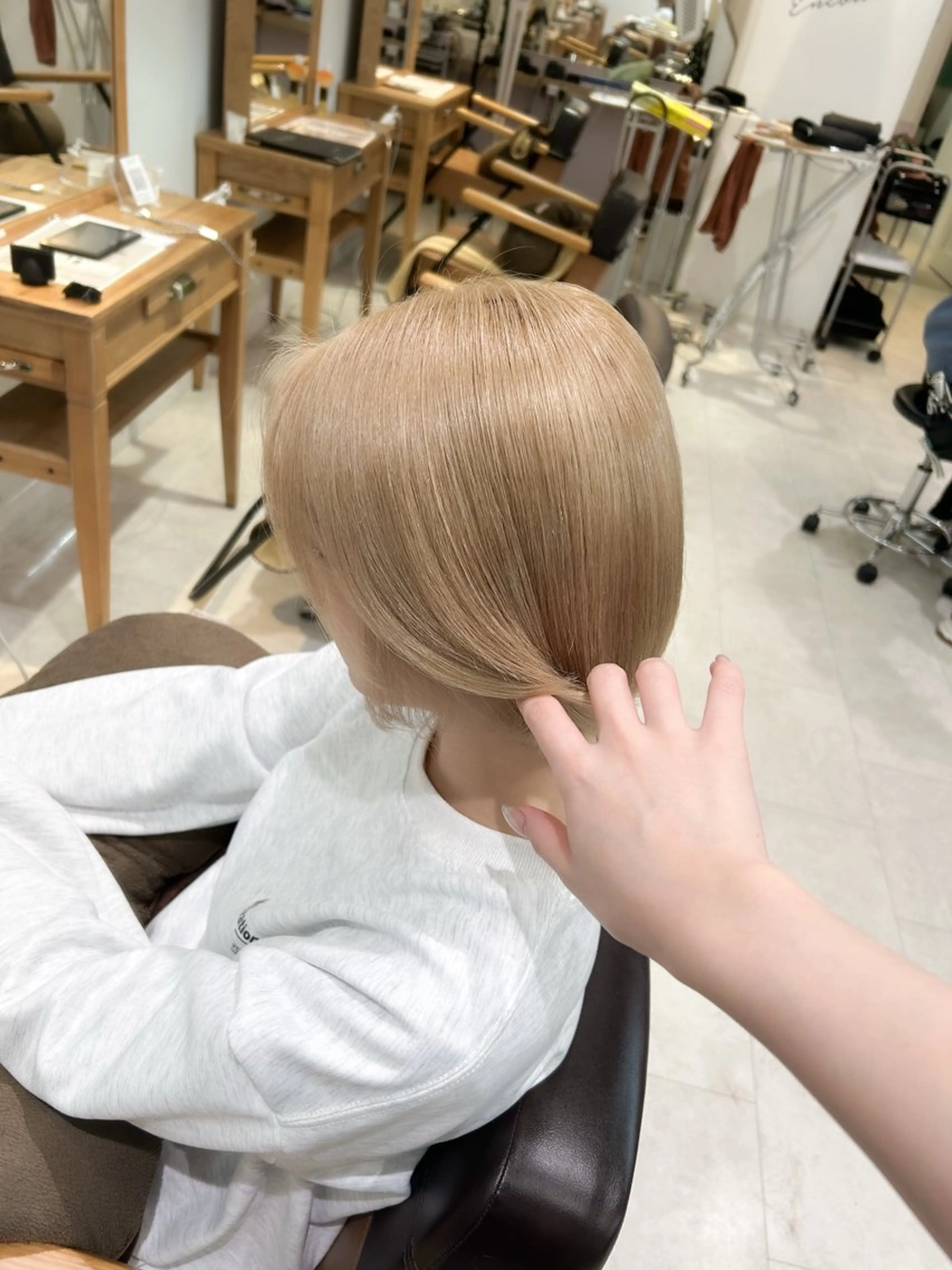 ミディアム カット ヘアカラー トリートメント 透明感カラー☁️岩永 侑奈のヘアスタイル