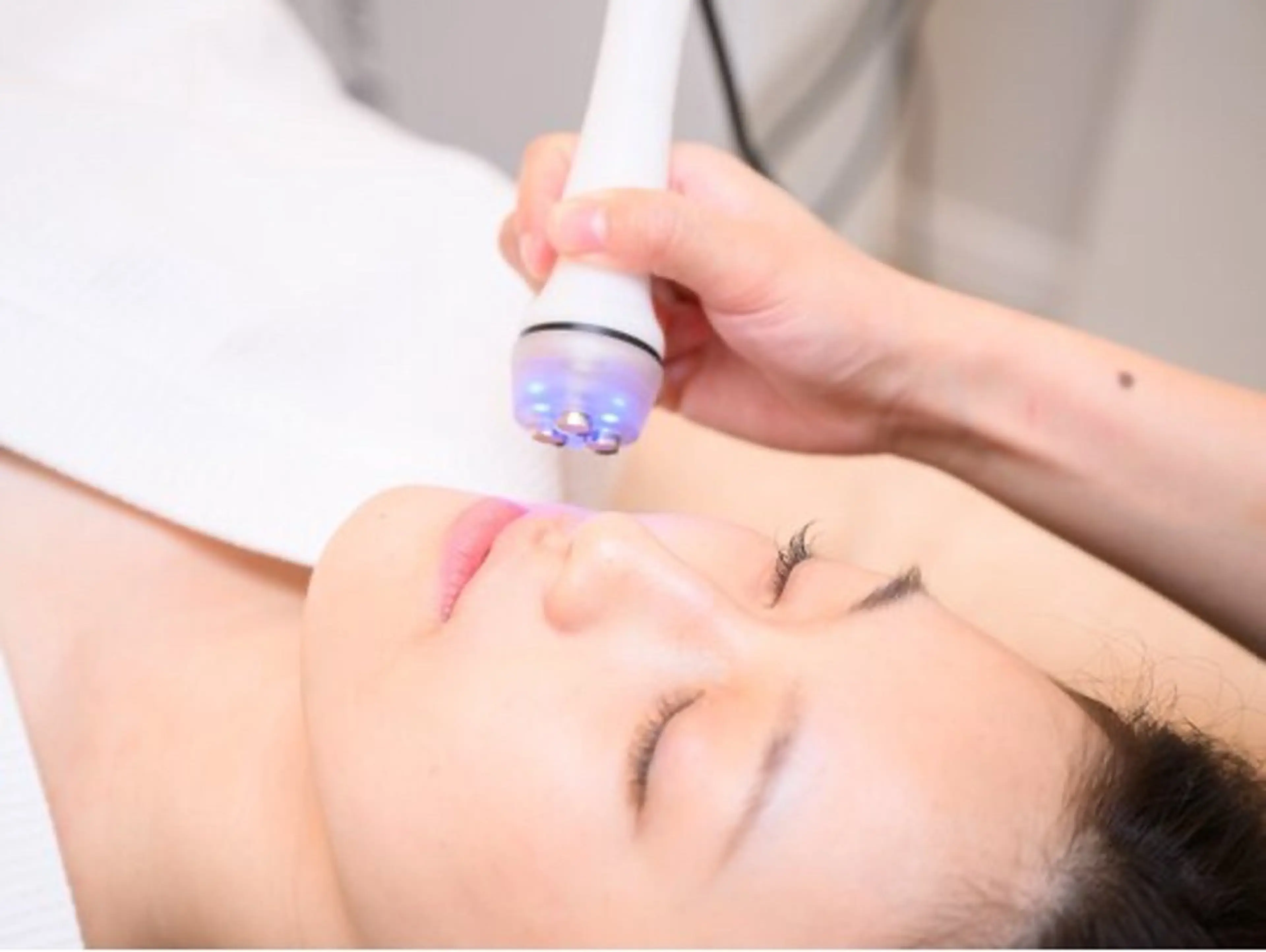 ハイパー小顔 +コルギ矯正+デコルテ+ モデリングマスク 60分¥5500の写真