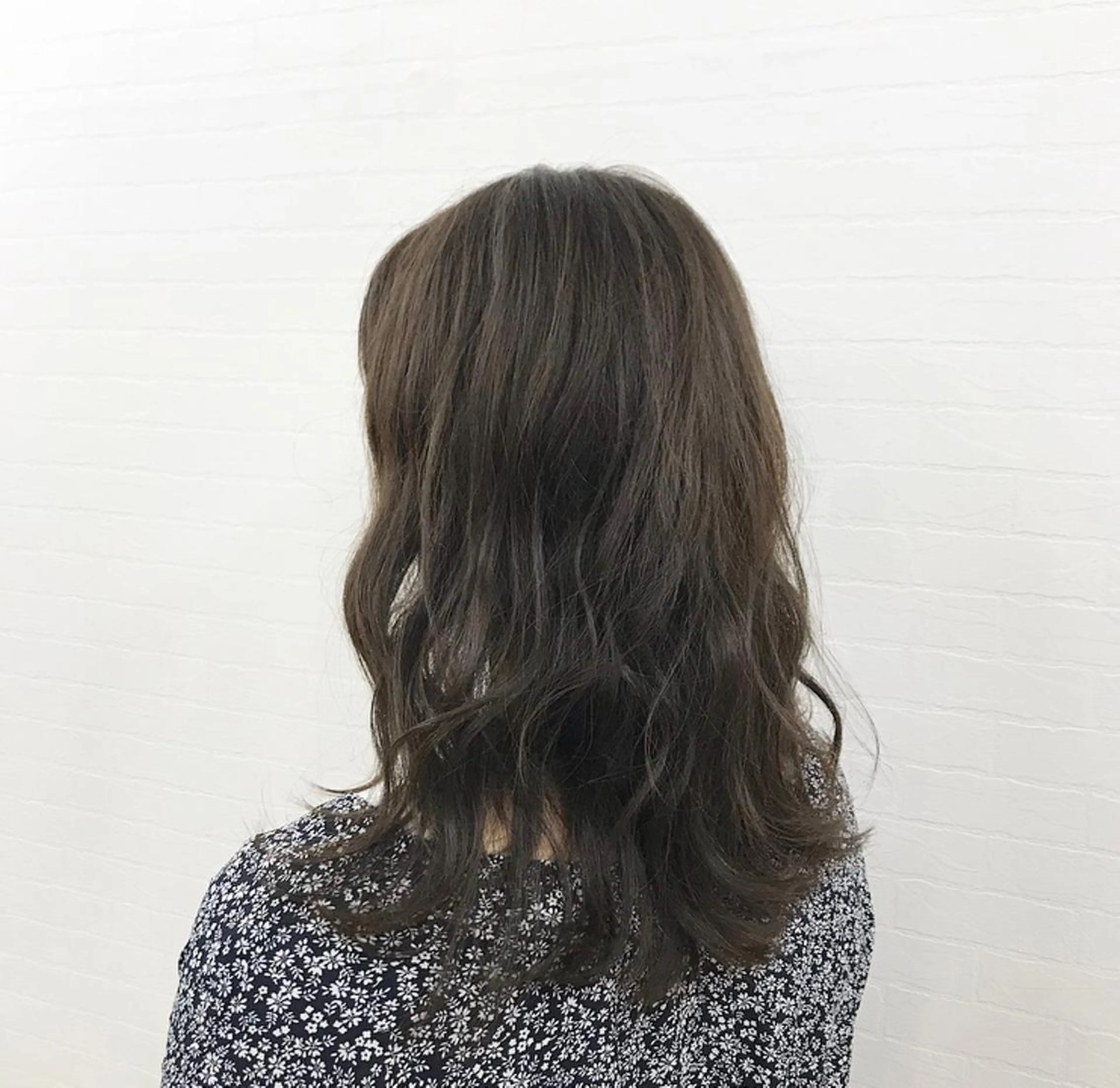 セミロング カラー オリーブ/アッシュ やわらか透明感カラーのヘアスタイル