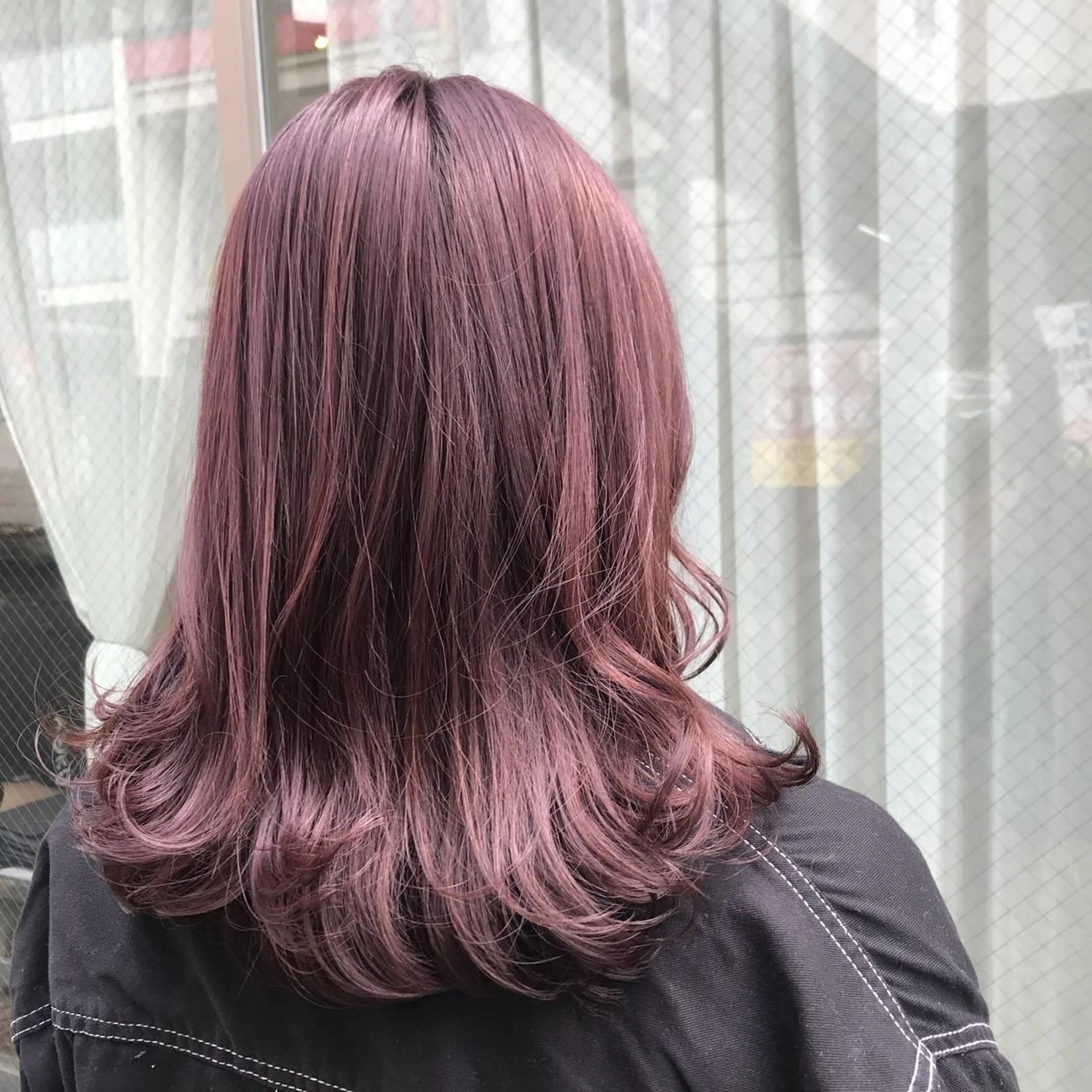 ミディアム カラー いけだ　ひかり ハイライトくびれヘアのヘアスタイル