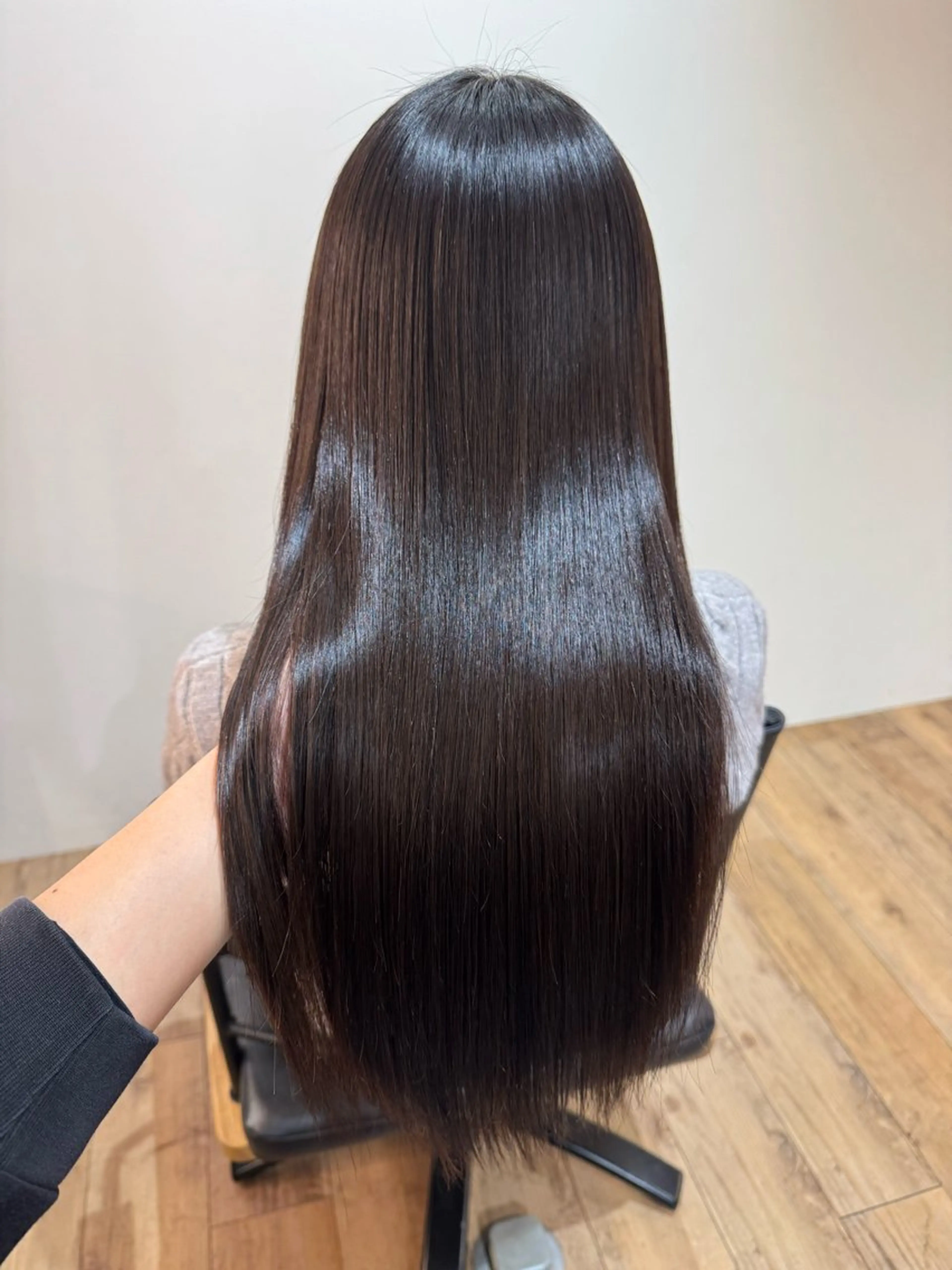 セミロング カット 縮毛矯正 トリートメント afloatkobe所属・美髪/髪質改善 川口凌弥のヘアスタイル