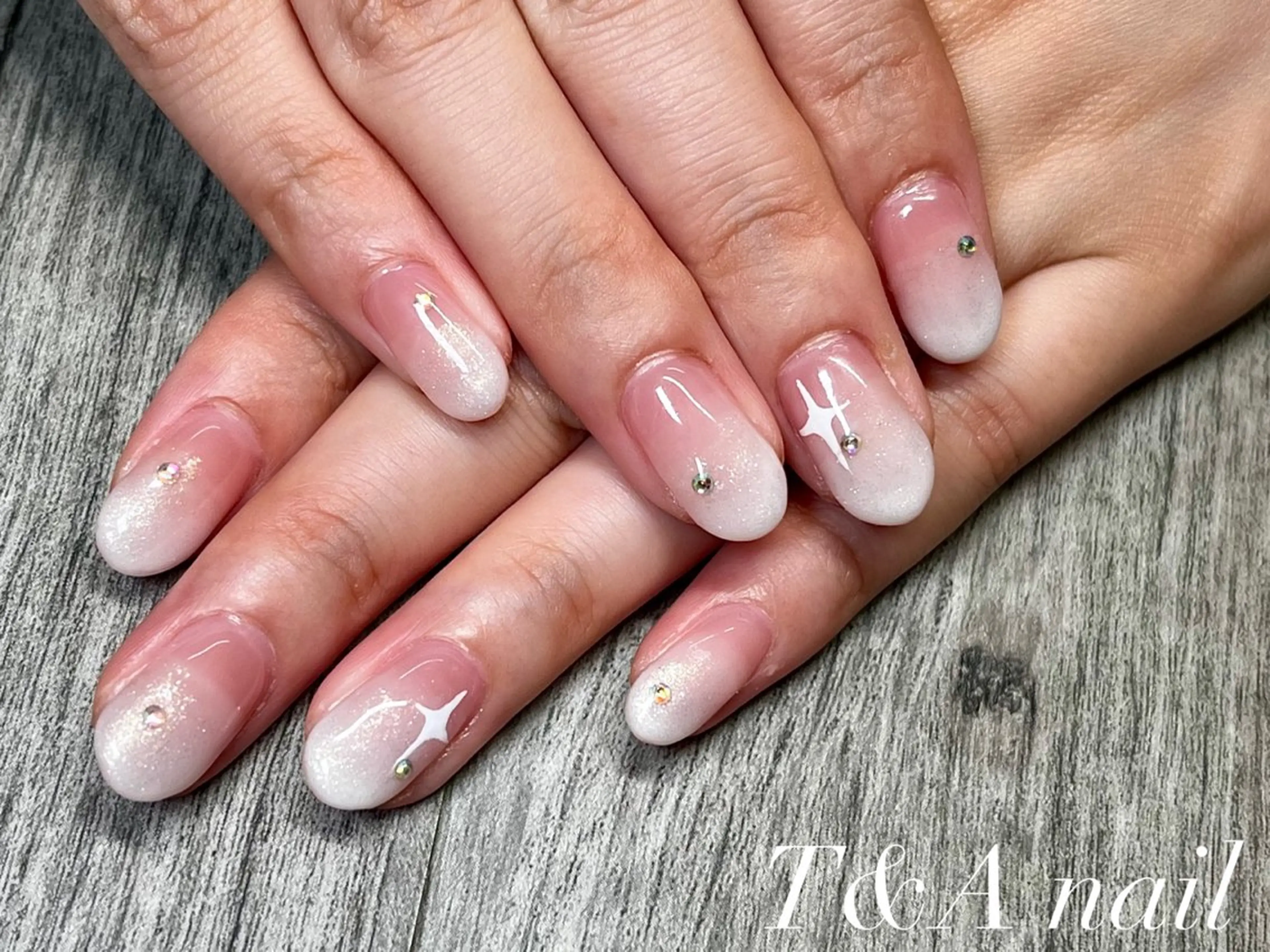 ネイル 長さ出し ジェルネイル グラデーション キラキラネイル ニュアンスネイル ハンドネイル T&A nailのネイルデザイン