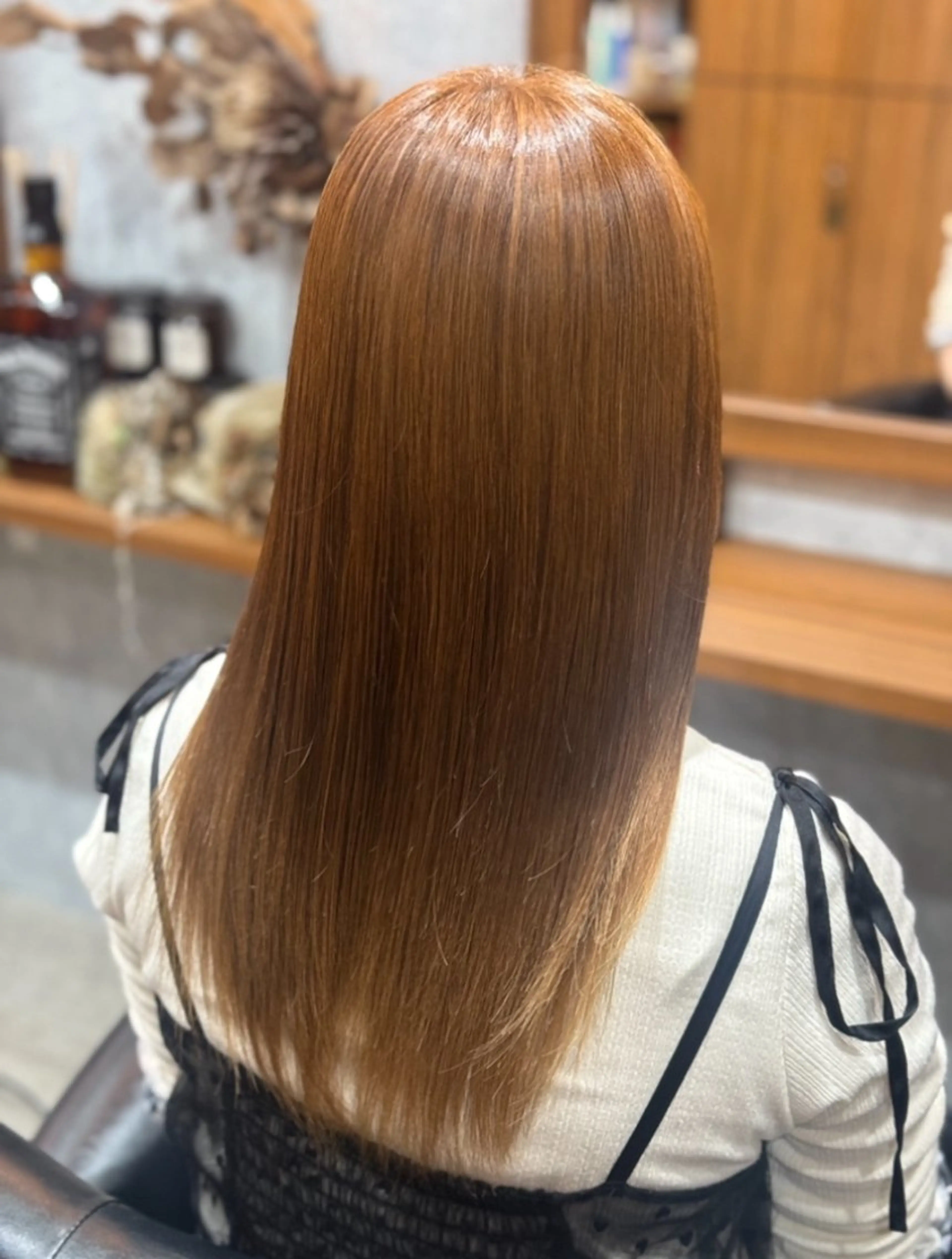 セミロング カラー ベージュカラー ブリーチ CAFE  and  HAIR  SALON  re:verb所属・今枝莉菜 上品なツヤカラーのヘアスタイル