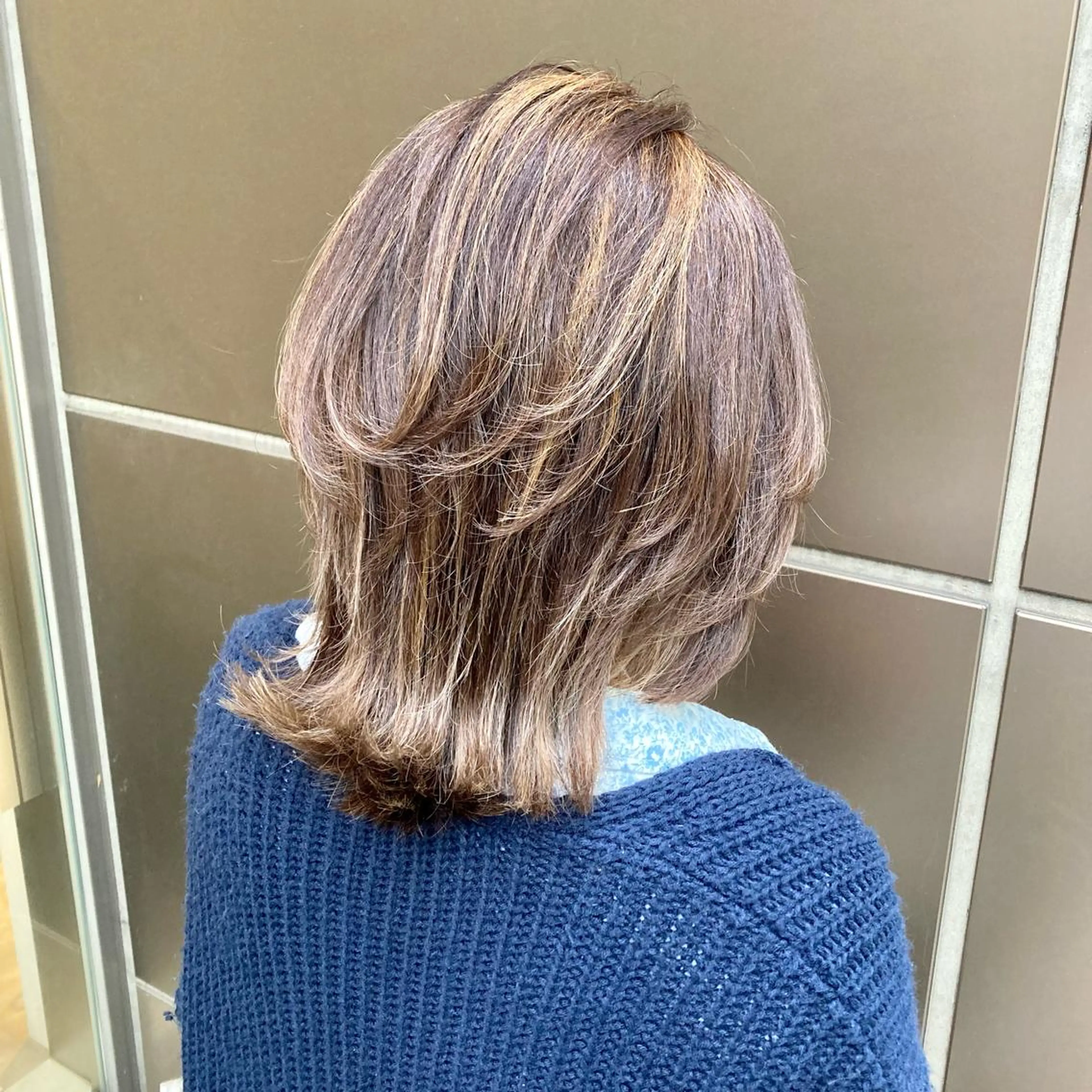 ミディアム カラー ハイライトカラー ハイライト ウルフカット 松岡 知のヘアスタイル