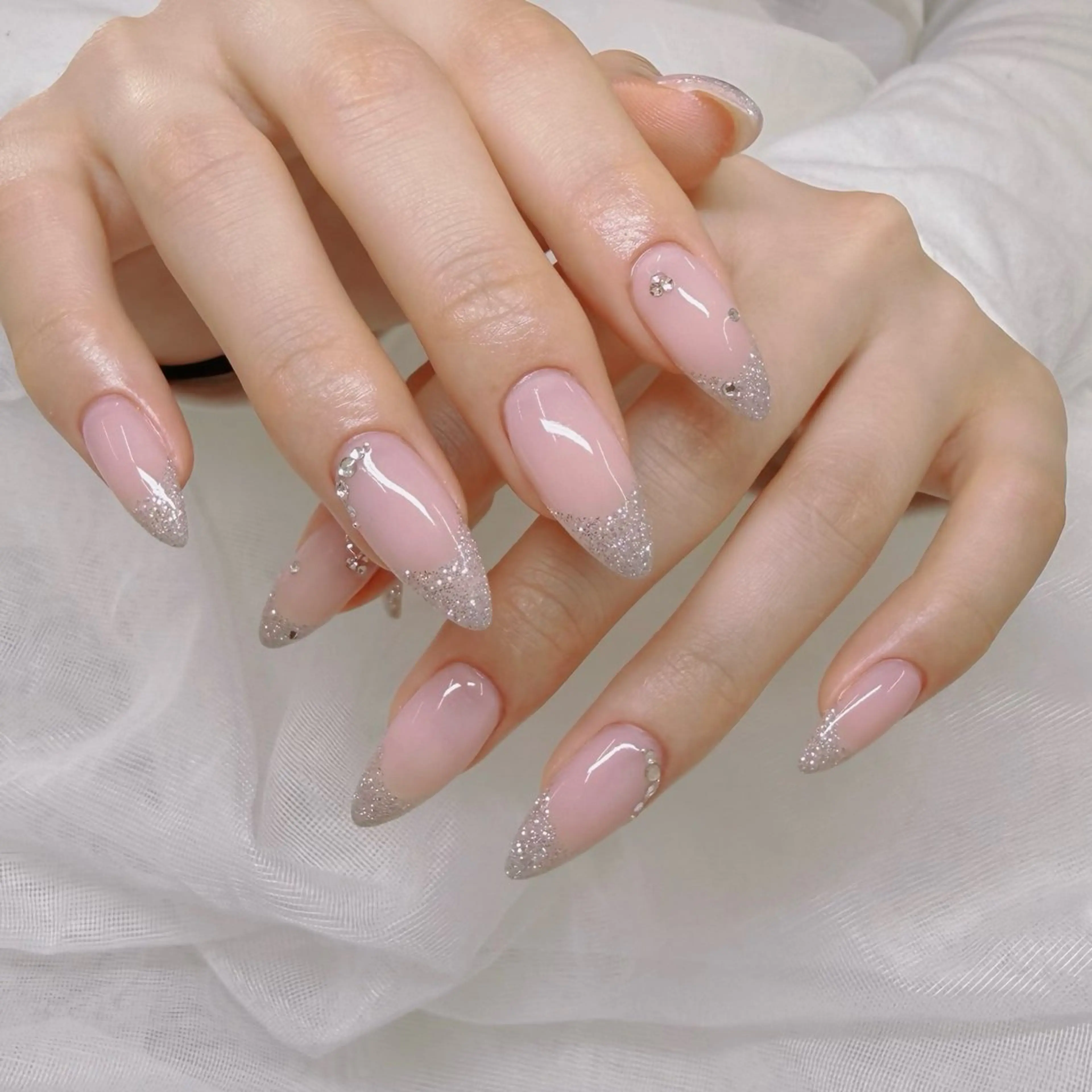 ネイル フレンチネイル ラメ(グリッター) ピンク シルバー ストーンネイル ハンドネイル Amie NAILのネイルデザイン