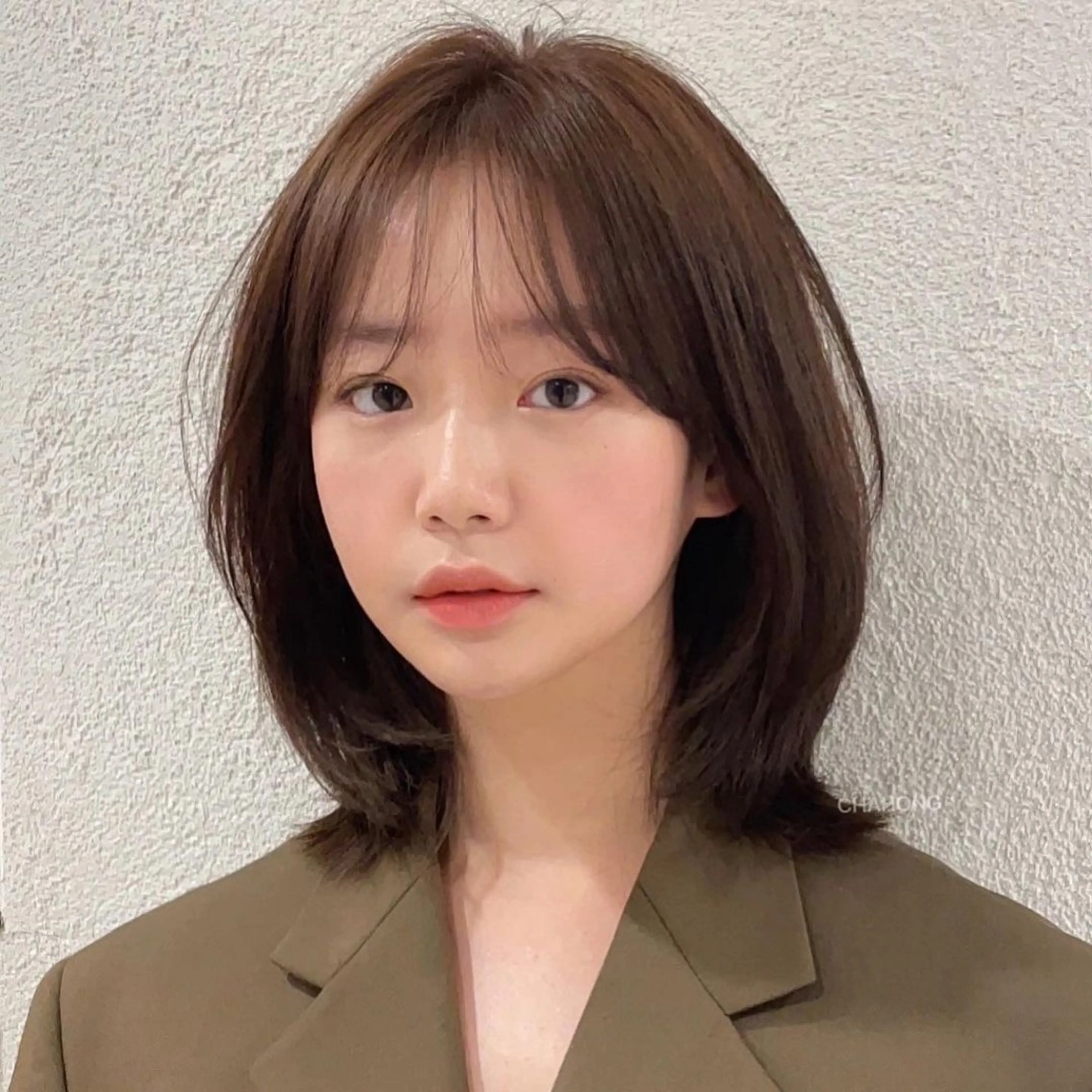 ミディアム カラー 曲がる縮毛矯正 センターパートのヘアスタイル