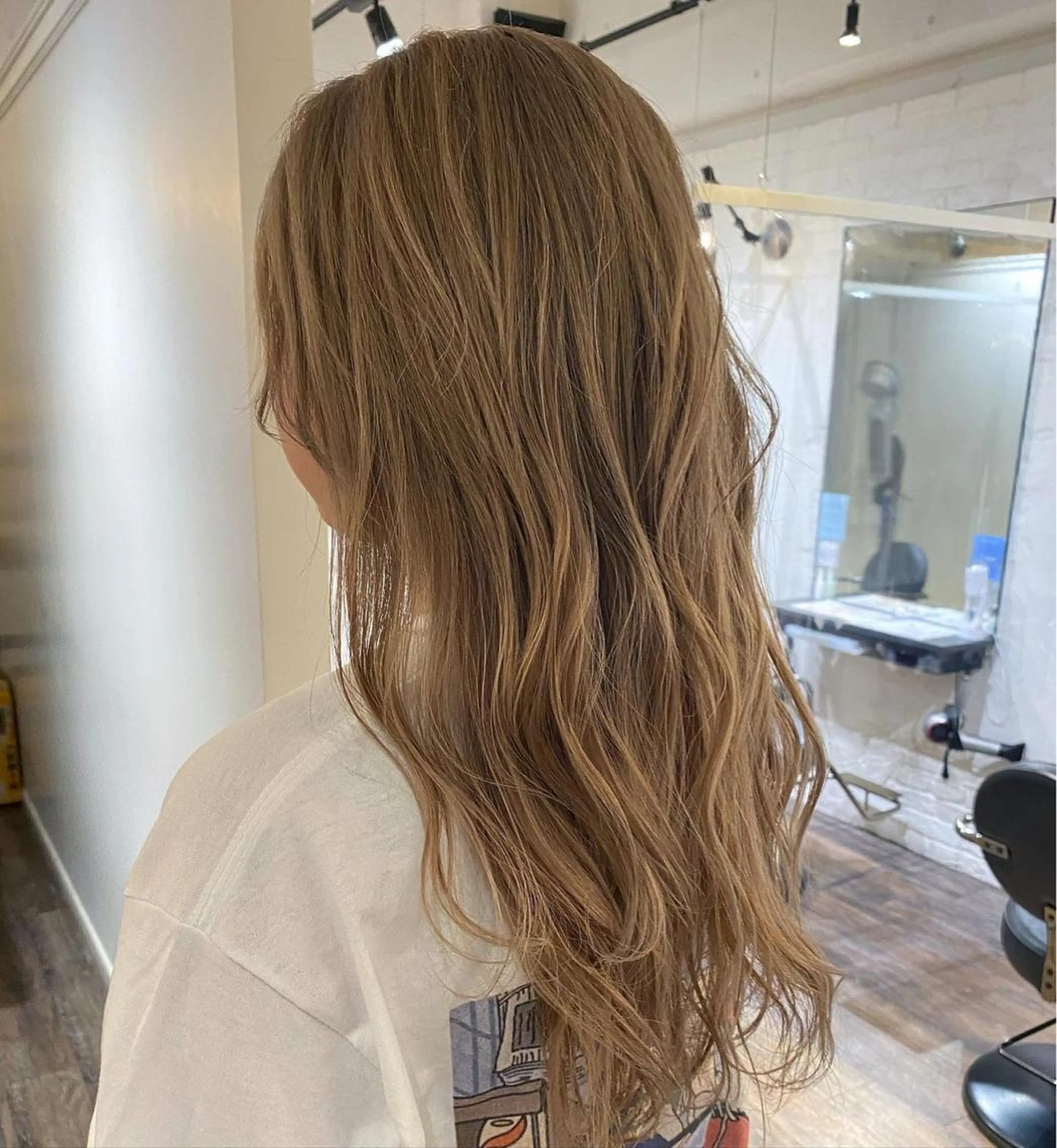 ロング カラー ブリーチ 梅田ハイトーン チダ ヒナノのヘアスタイル