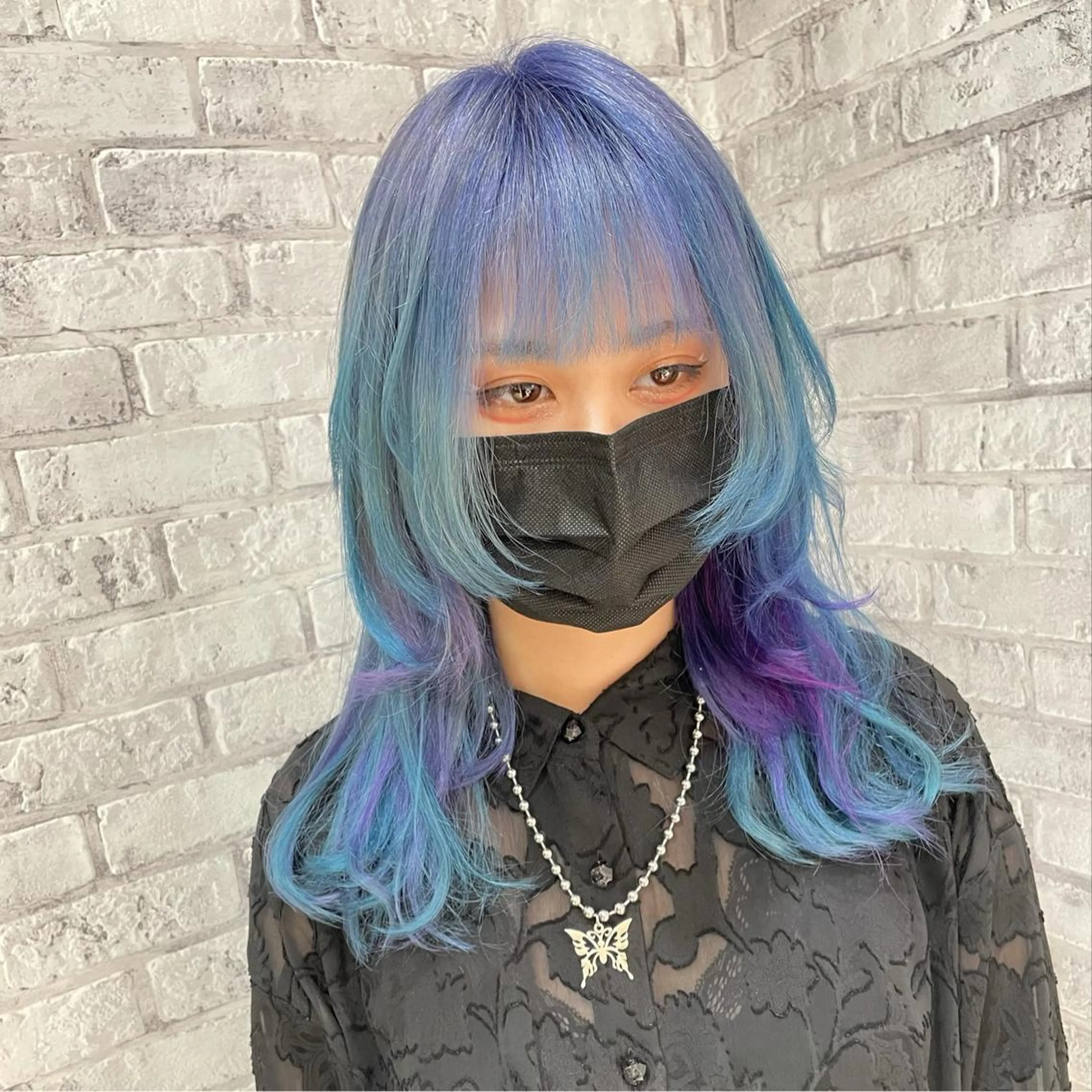 セミロング カラー ヘアアレンジ ブリーチ ブルーカラー ウルフカット カット ヘアカラー トリートメント 秋山 幸太のヘアスタイル