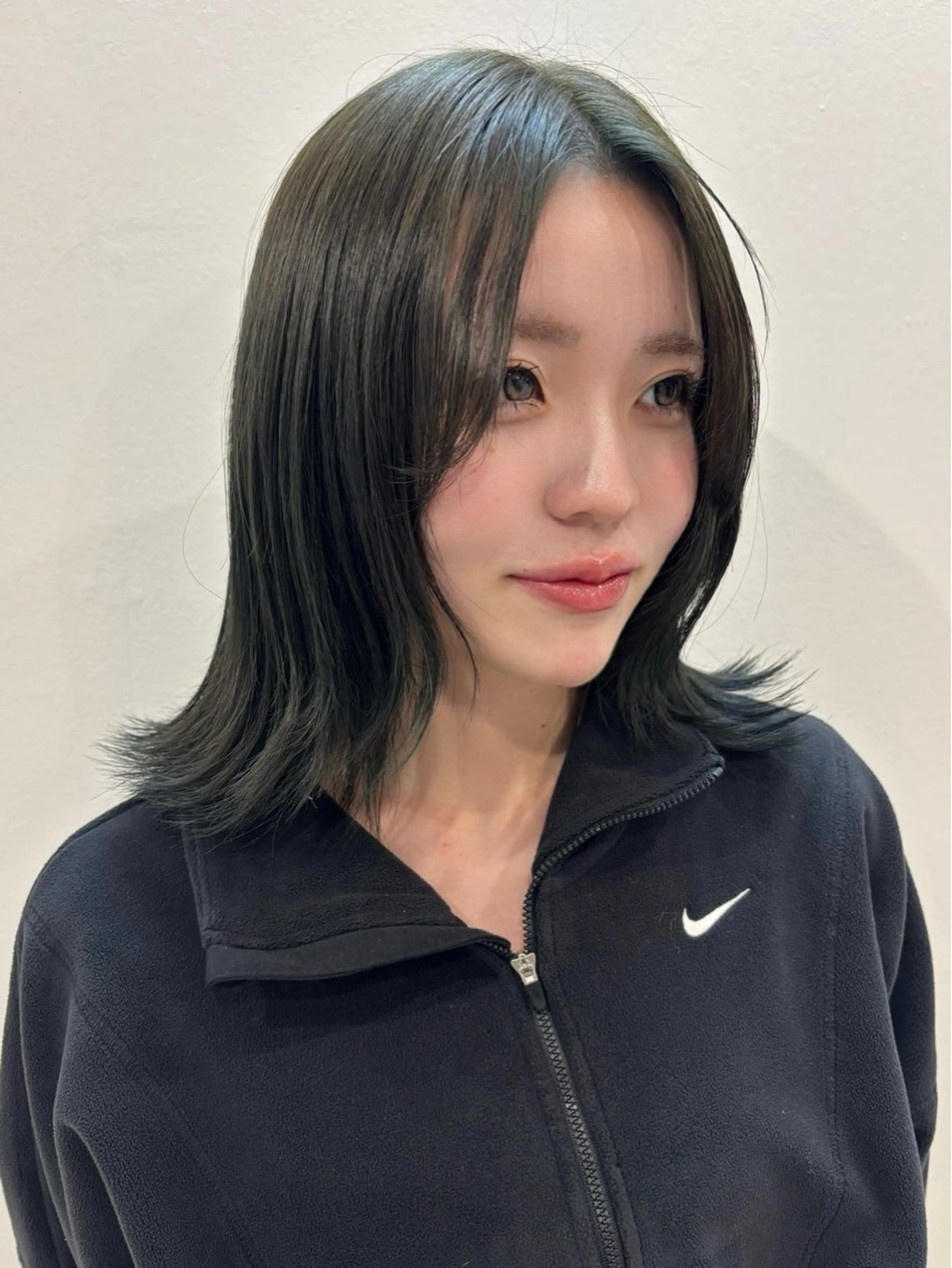 ミディアム カラー ブリーチ 透明感カラー ダブルカラー オリーブカラー ヘアカラー ネモト ユイ / fit standのヘアスタイル