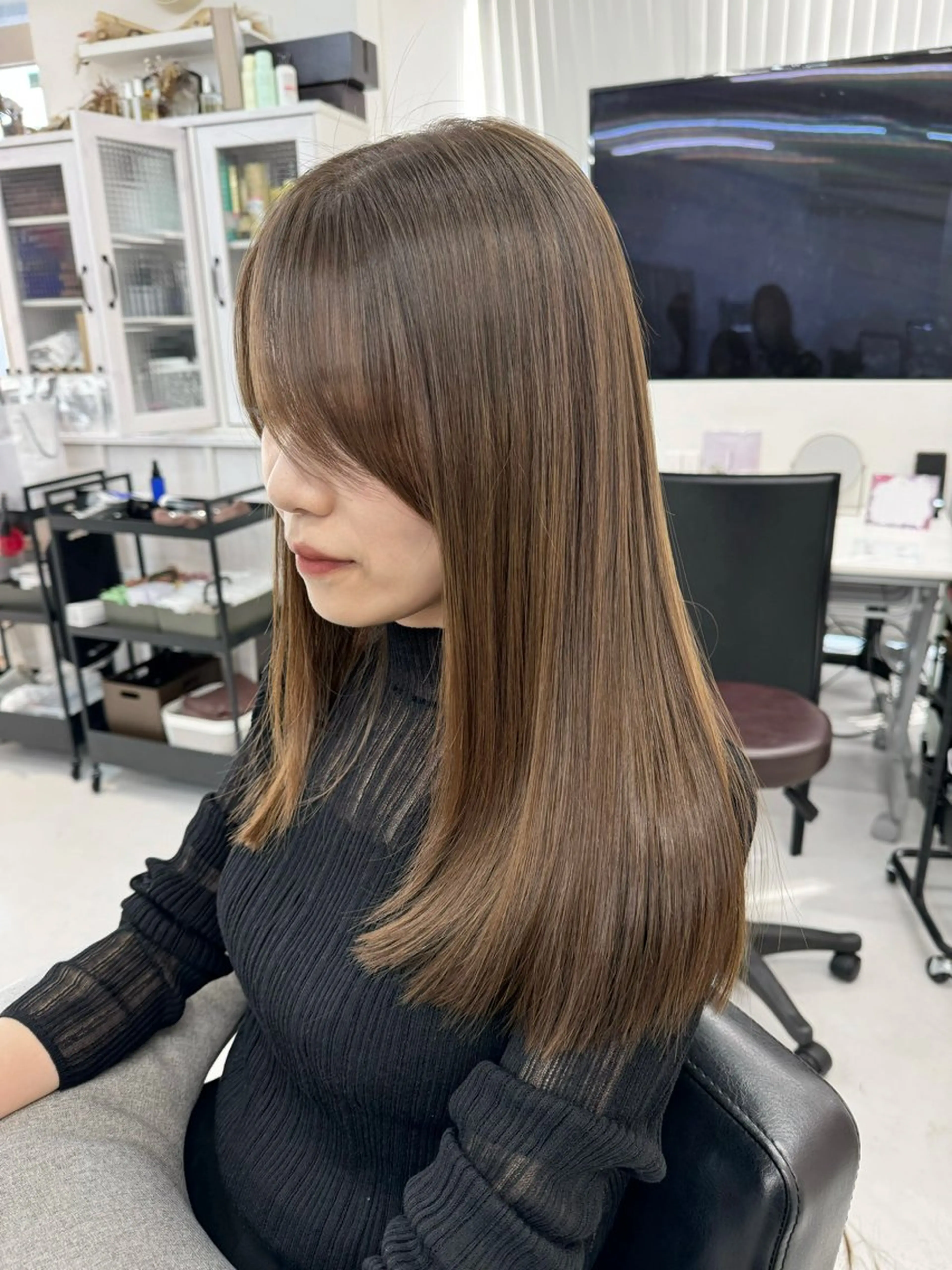 ロング カラー ベージュカラー ケアカラー 透明感カラー オリーブベージュ 会田有紀 /切りっぱなしボブのヘアスタイル