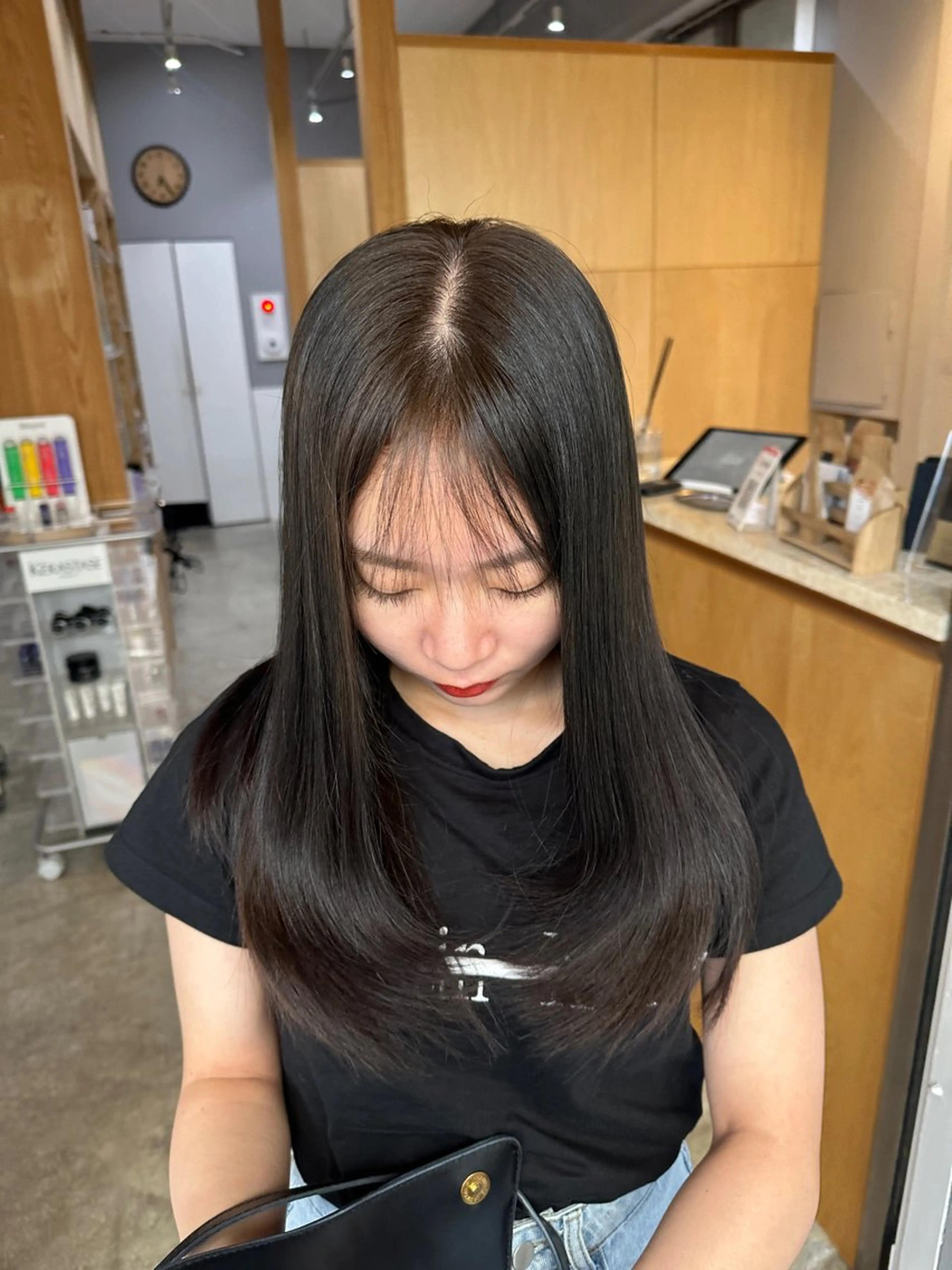 ミディアム 顔まわりレイヤー 顔周りカット レイヤーカット カット ヘアカラー トリートメント miloc MOMOKAのヘアスタイル