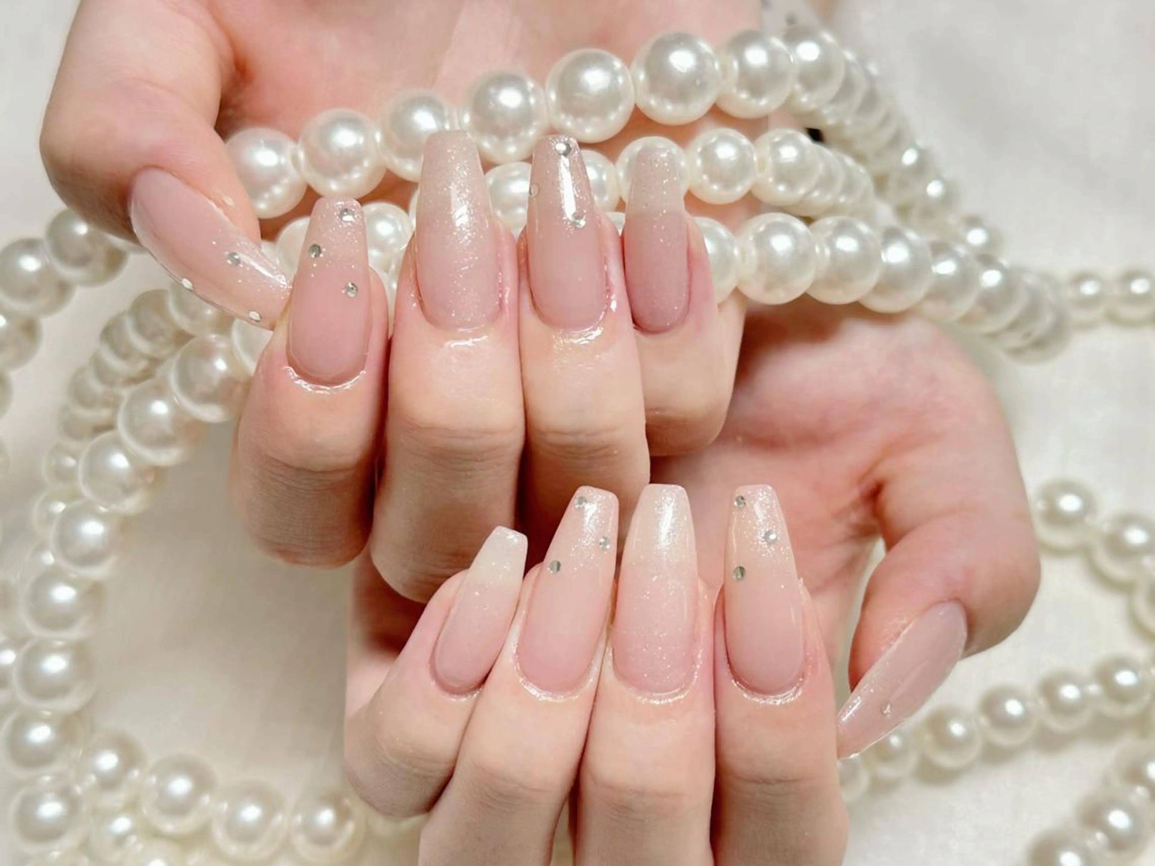 ネイル オーロラネイル 長さ出し フレンチネイル ガーリー キラキラネイル ハンドネイル Ru na🍳のネイルデザイン