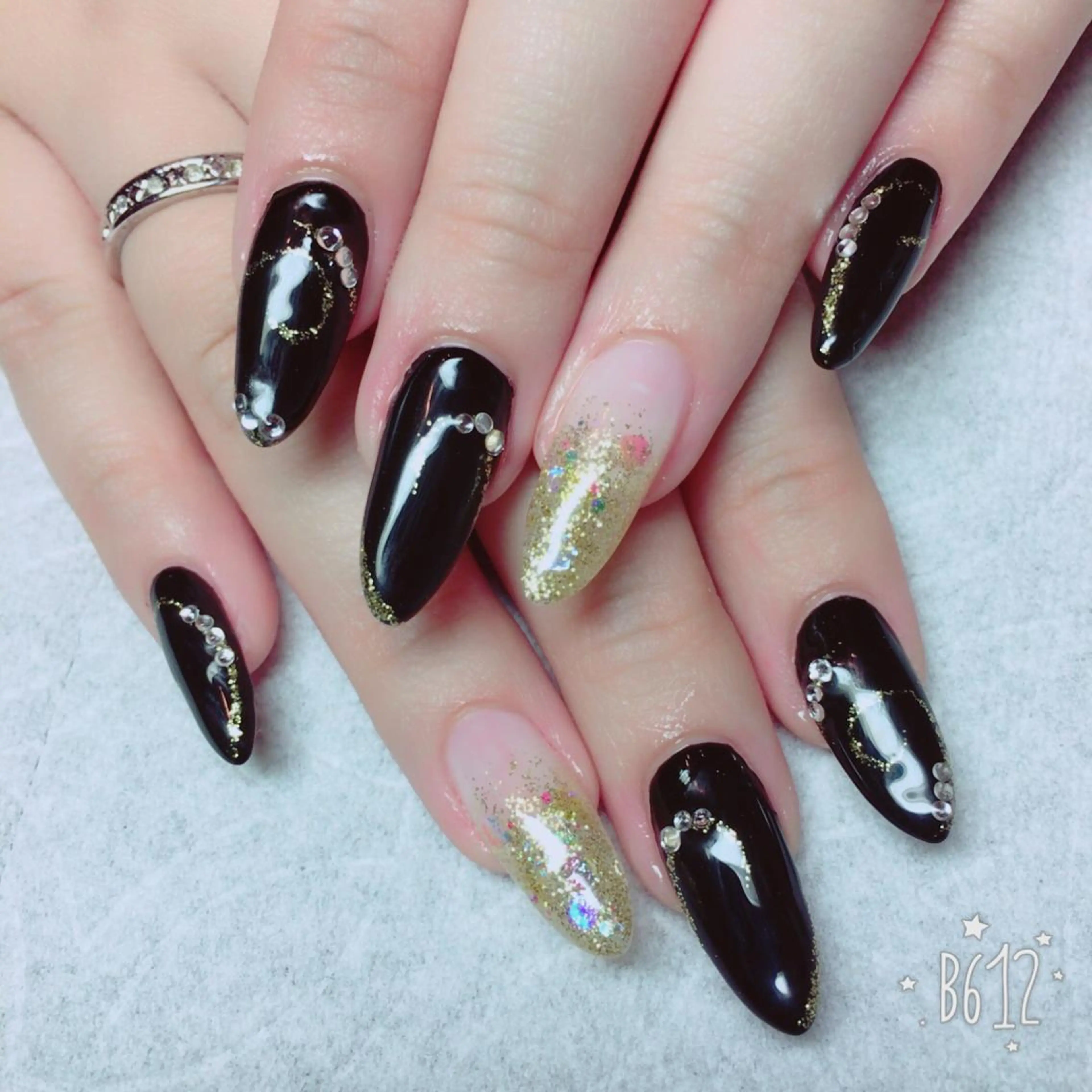 ネイル ゴールド THECOLORS所属・近貞 莉奈のネイルデザイン