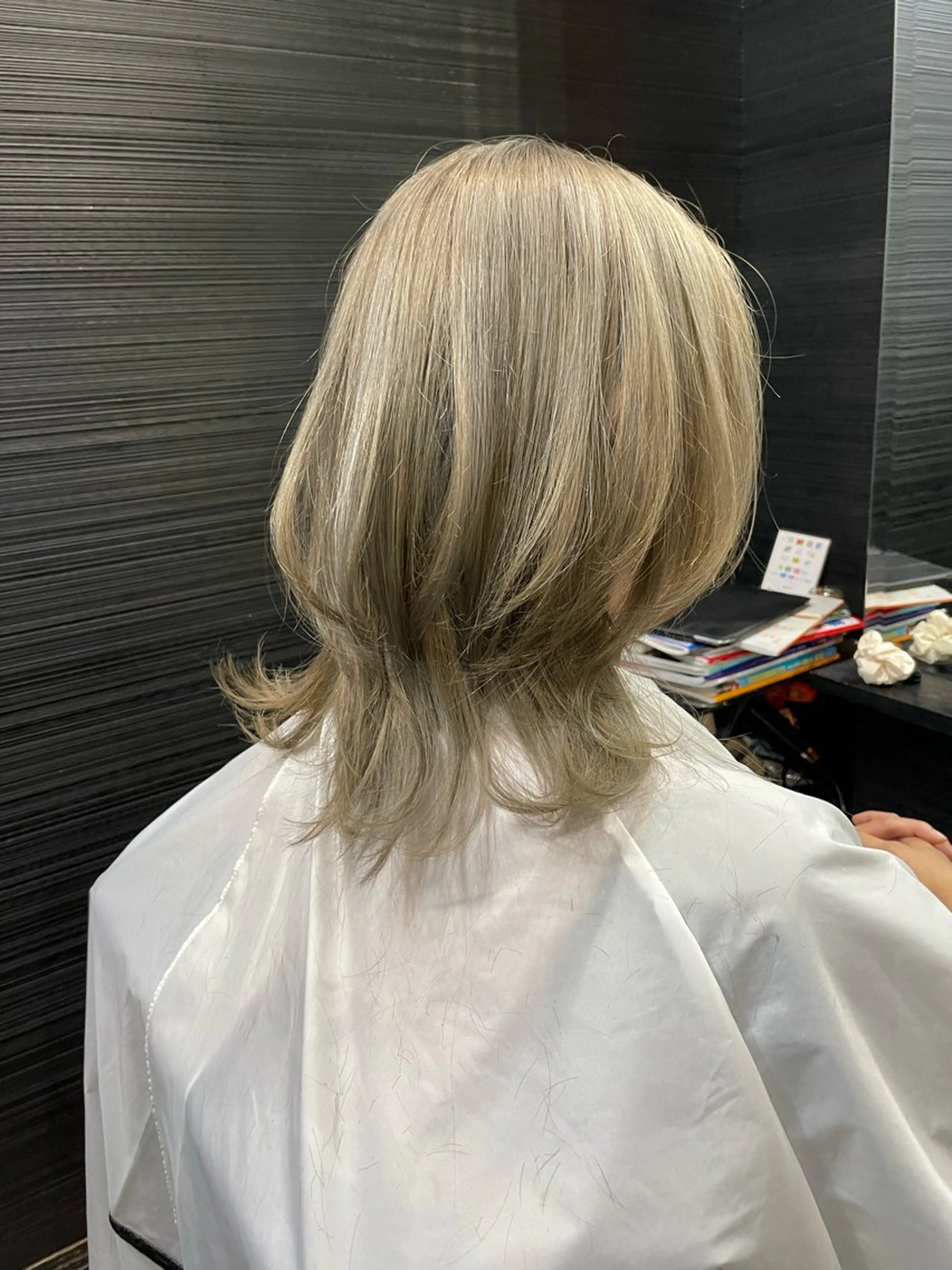 ミディアム カラー ブリーチ グレージュ ハイライトカラー ハイトーンカラー ハイトーングレージュ カット ヘアカラー トリートメント VERONIQUE所属・山本 雅由のヘアスタイル