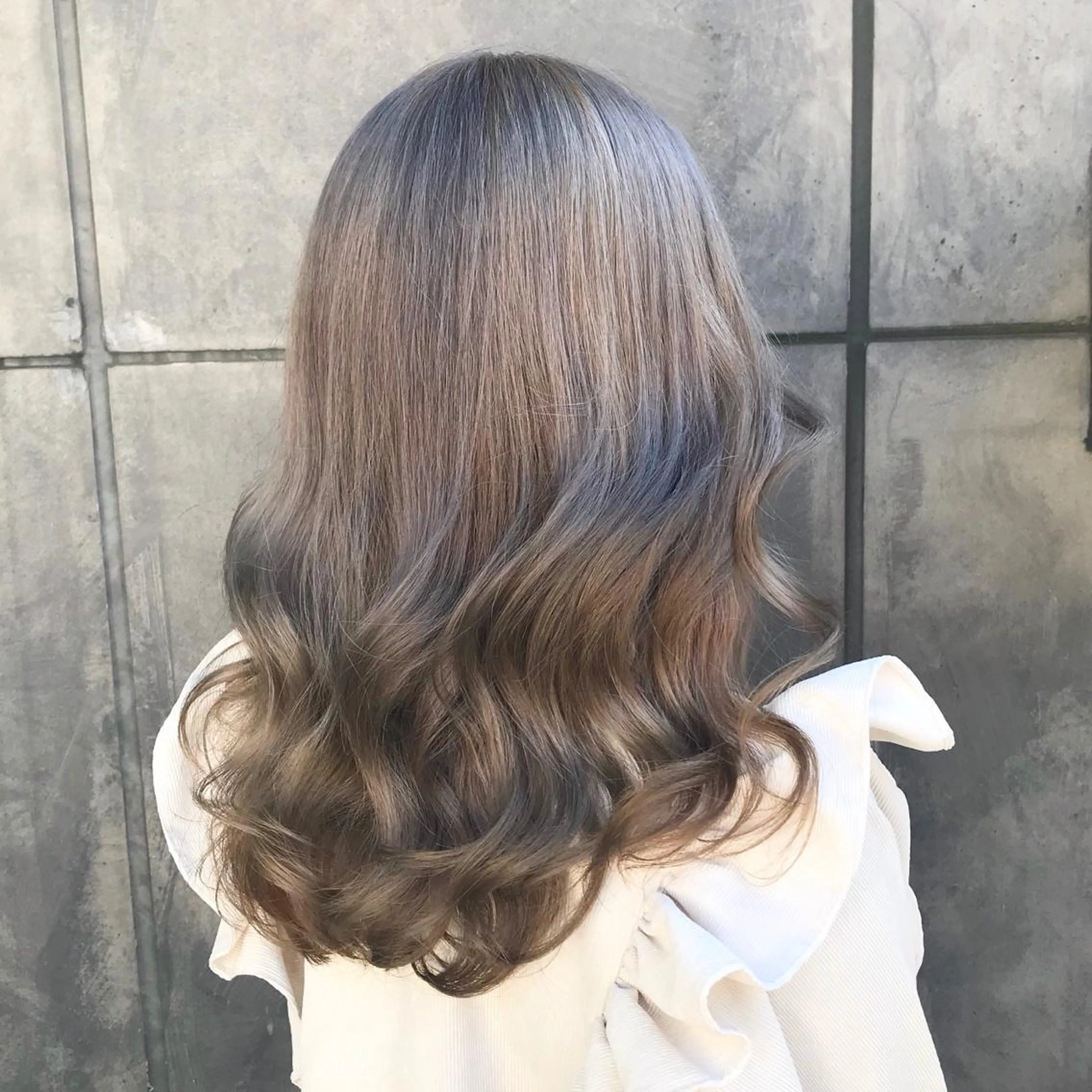 セミロング カラー アッシュ アッシュグレー アッシュグレージュ ブリーチ グレージュ サロウィン所属・K-POP好き美容師 🇰🇷Kai.Yのヘアスタイル