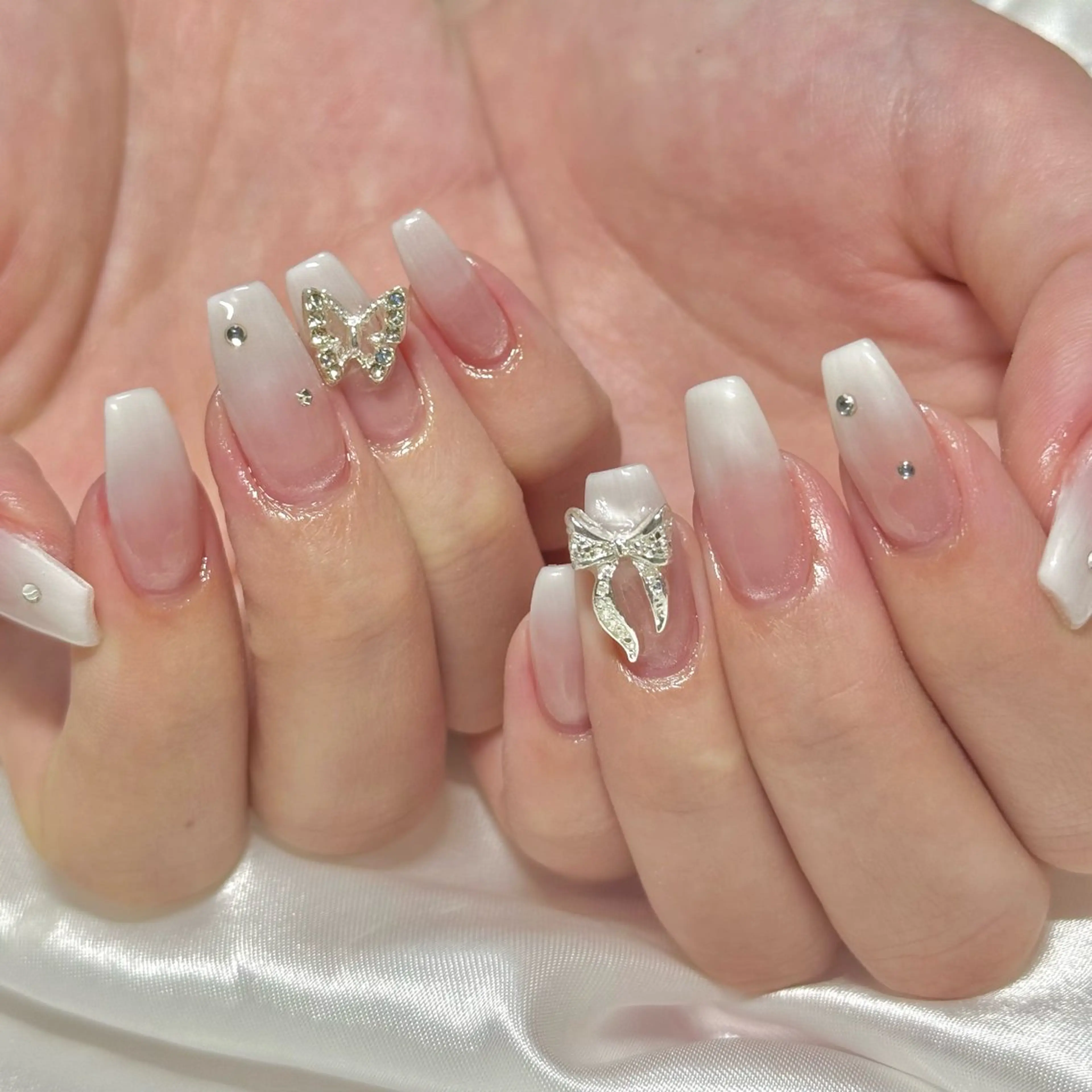 ネイル グラデーション シンプルネイル ワンホンネイル ハンドネイル OKIKA所属・【OKIKA】 らん🦖🌈🧡のマツエク・マツパデザイン