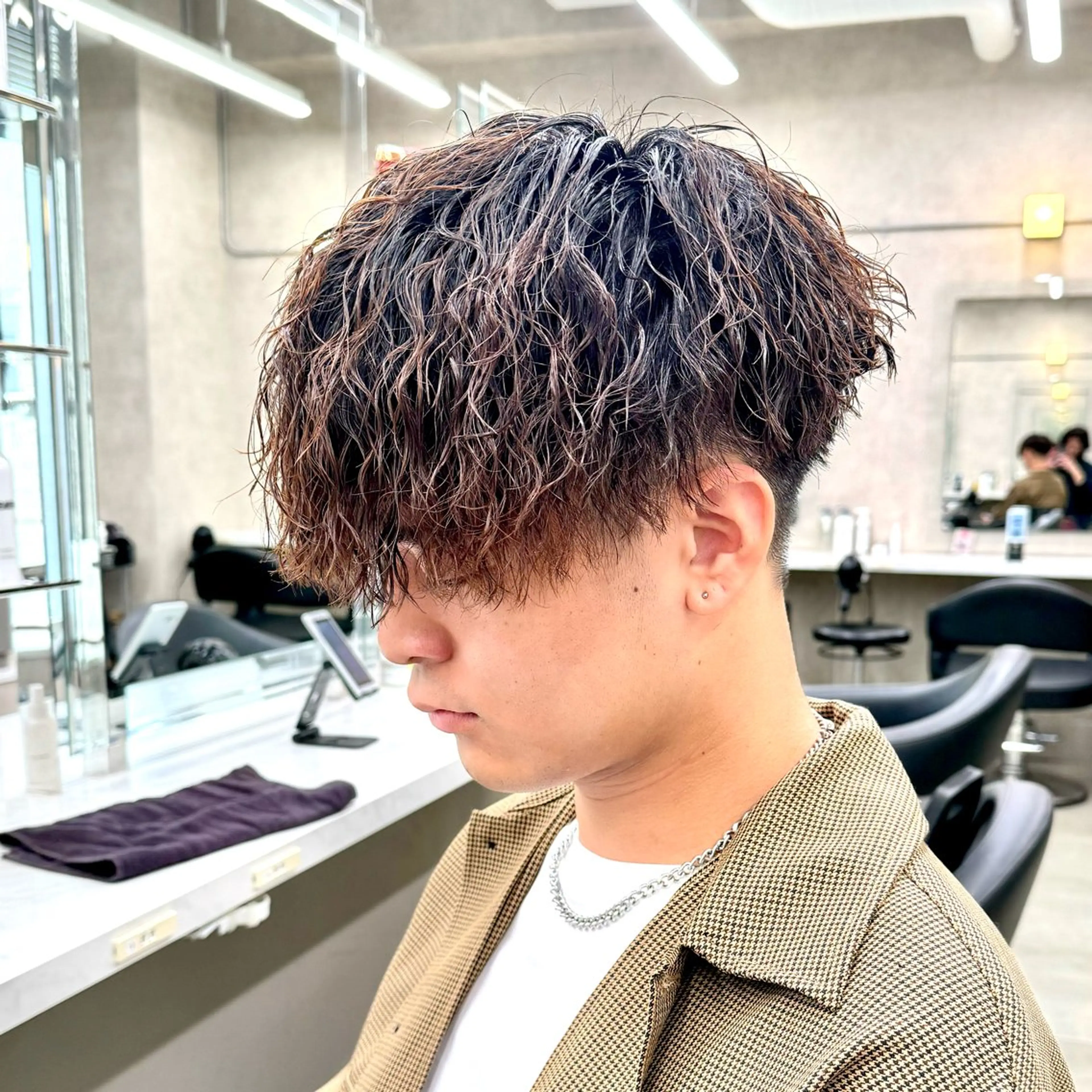 ミディアム パーマ ヘアアレンジ メンズ ミディアムパーマ メンズパーマ 顔まわりカット の達人のヘアスタイル