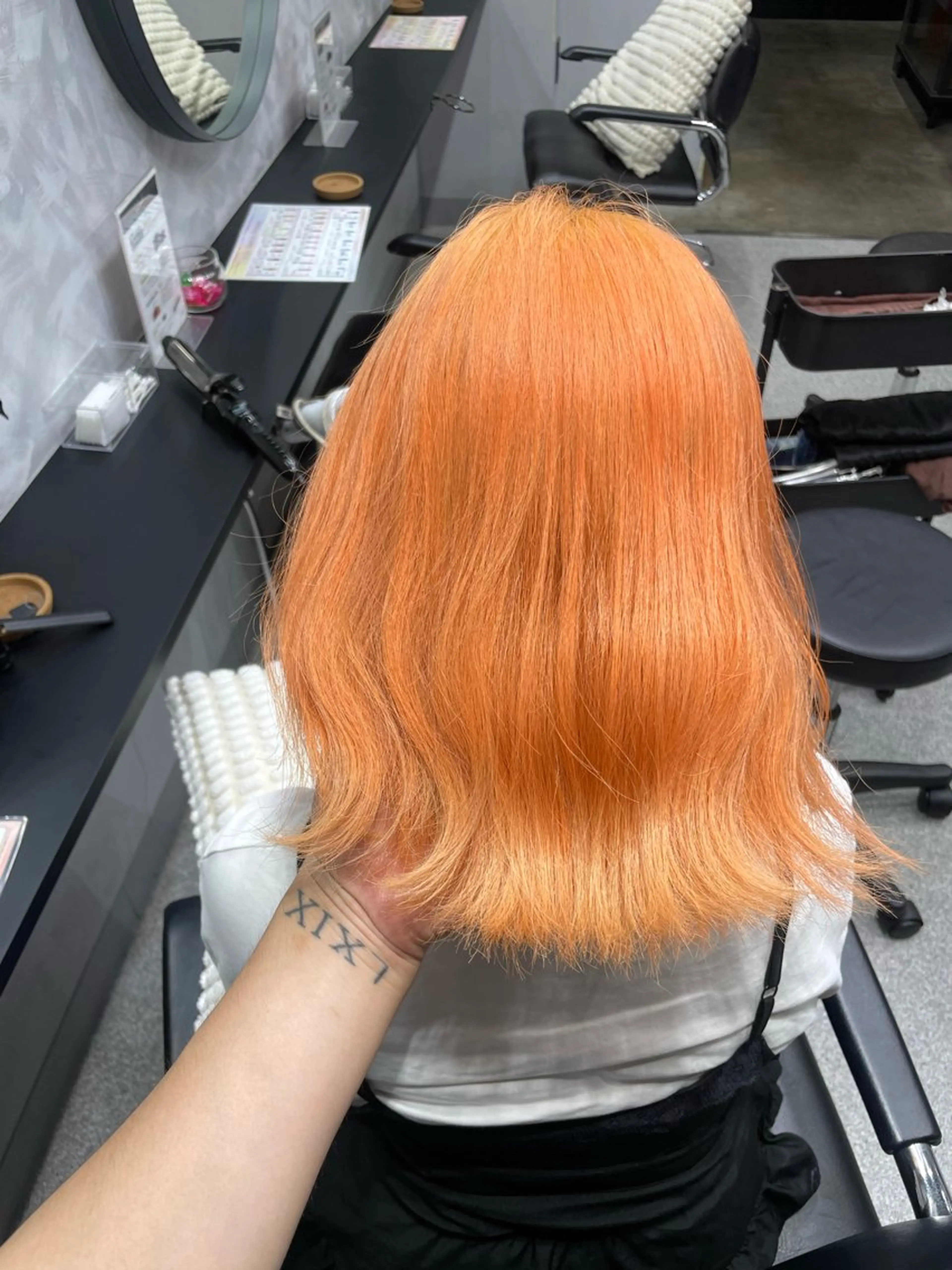 ミディアム ヘアカラー トリートメント ケアブリーチ/ エクステ/レイヤーのヘアスタイル