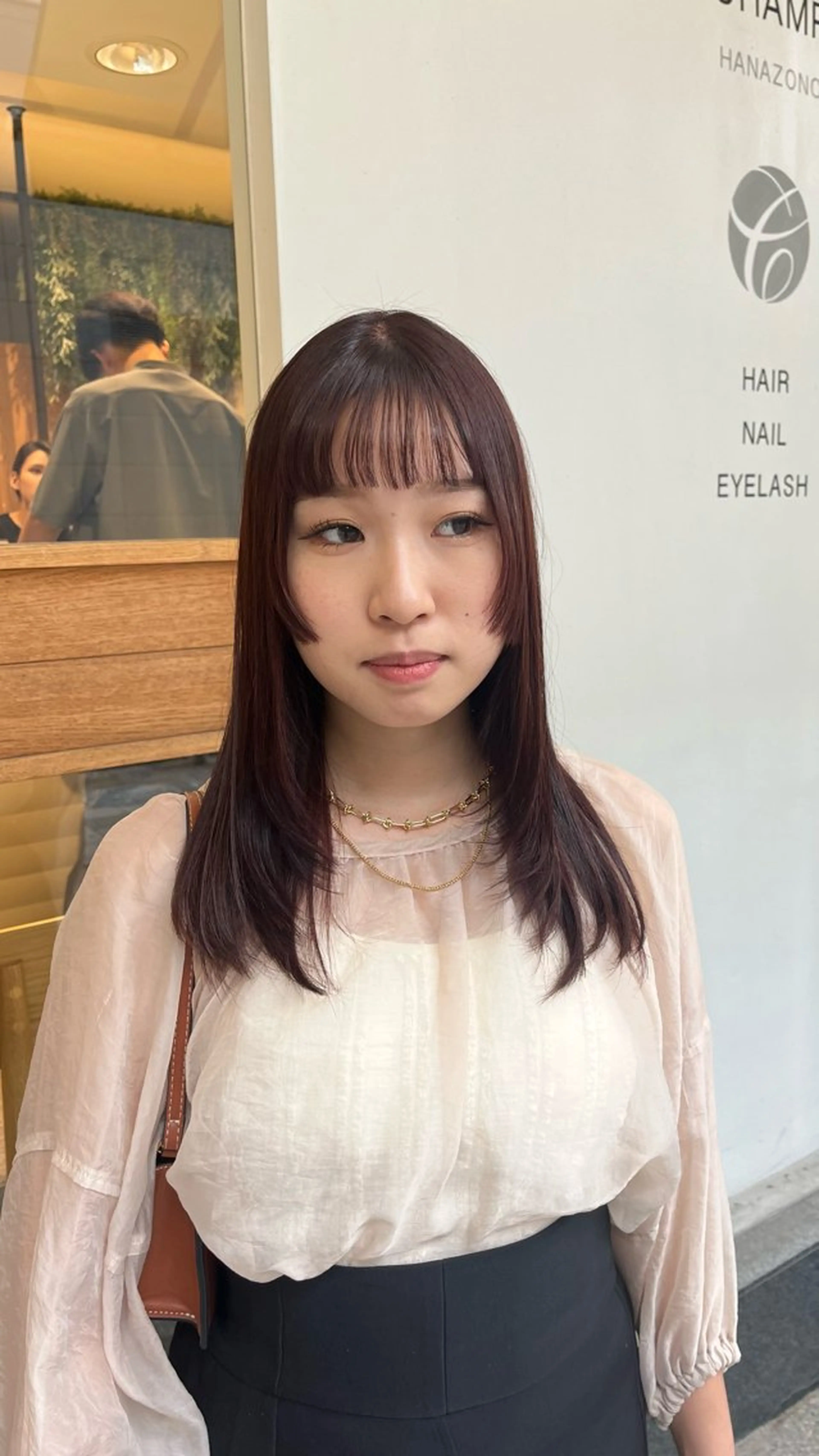 セミロング カラー レッドカラー 顔まわりレイヤー レイヤーカット 西田 歩果のヘアスタイル