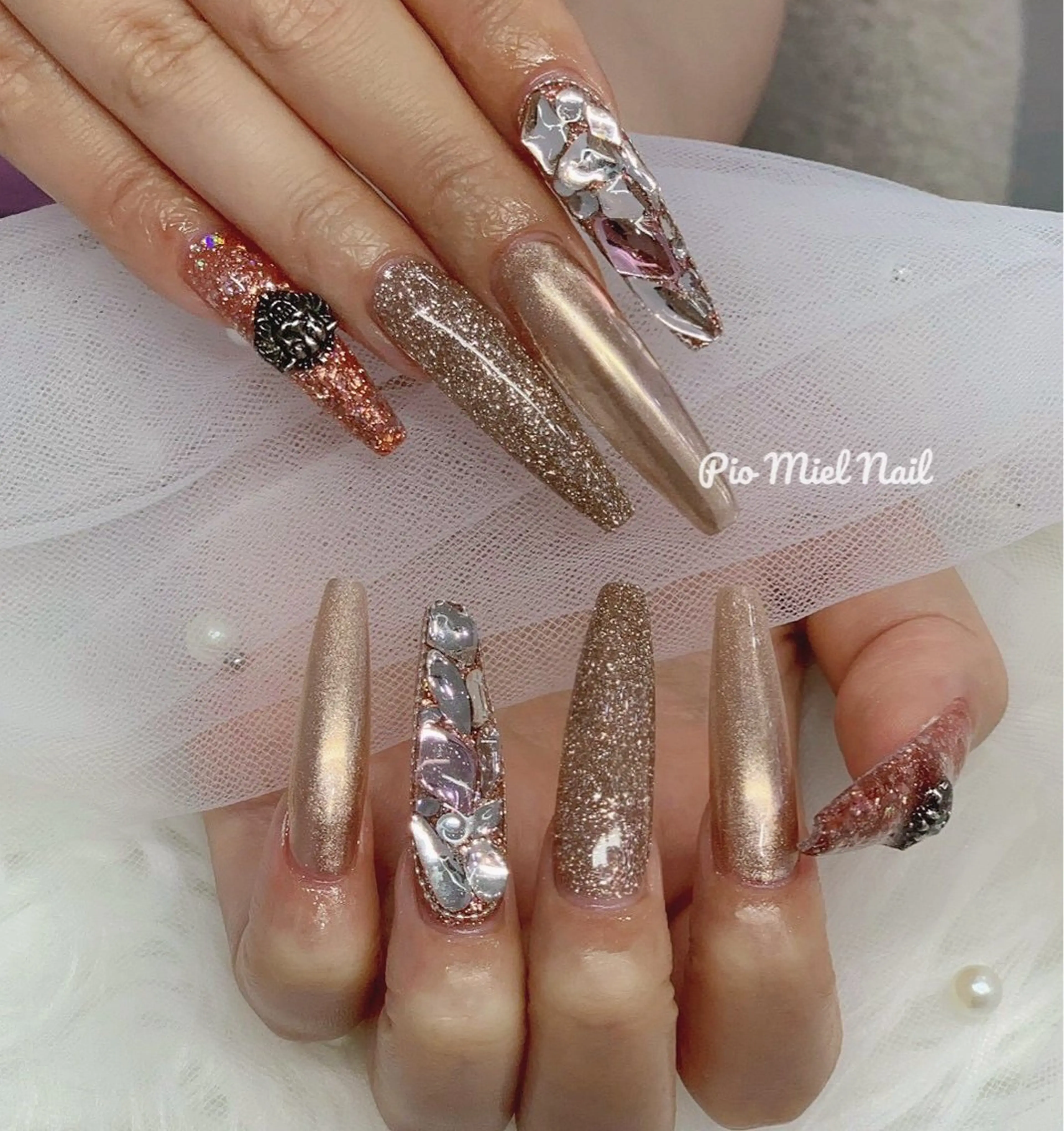 ネイル ゴールド ゴージャス ラメ(グリッター) ロングネイル ミラーネイル ハンドネイル momo 長さだしのネイルデザイン