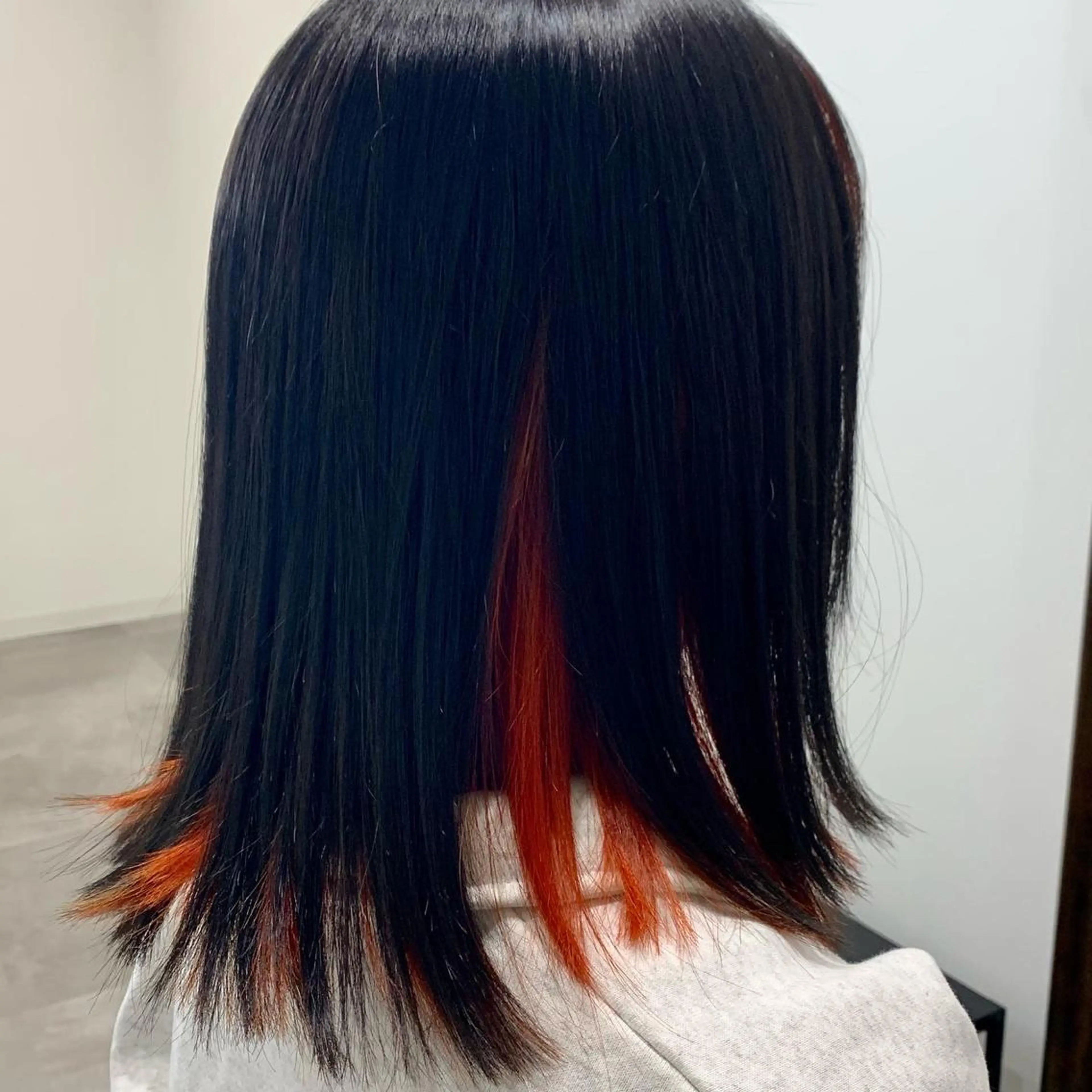 セミロング カラー オレンジ ViVi by freedomのヘアスタイル