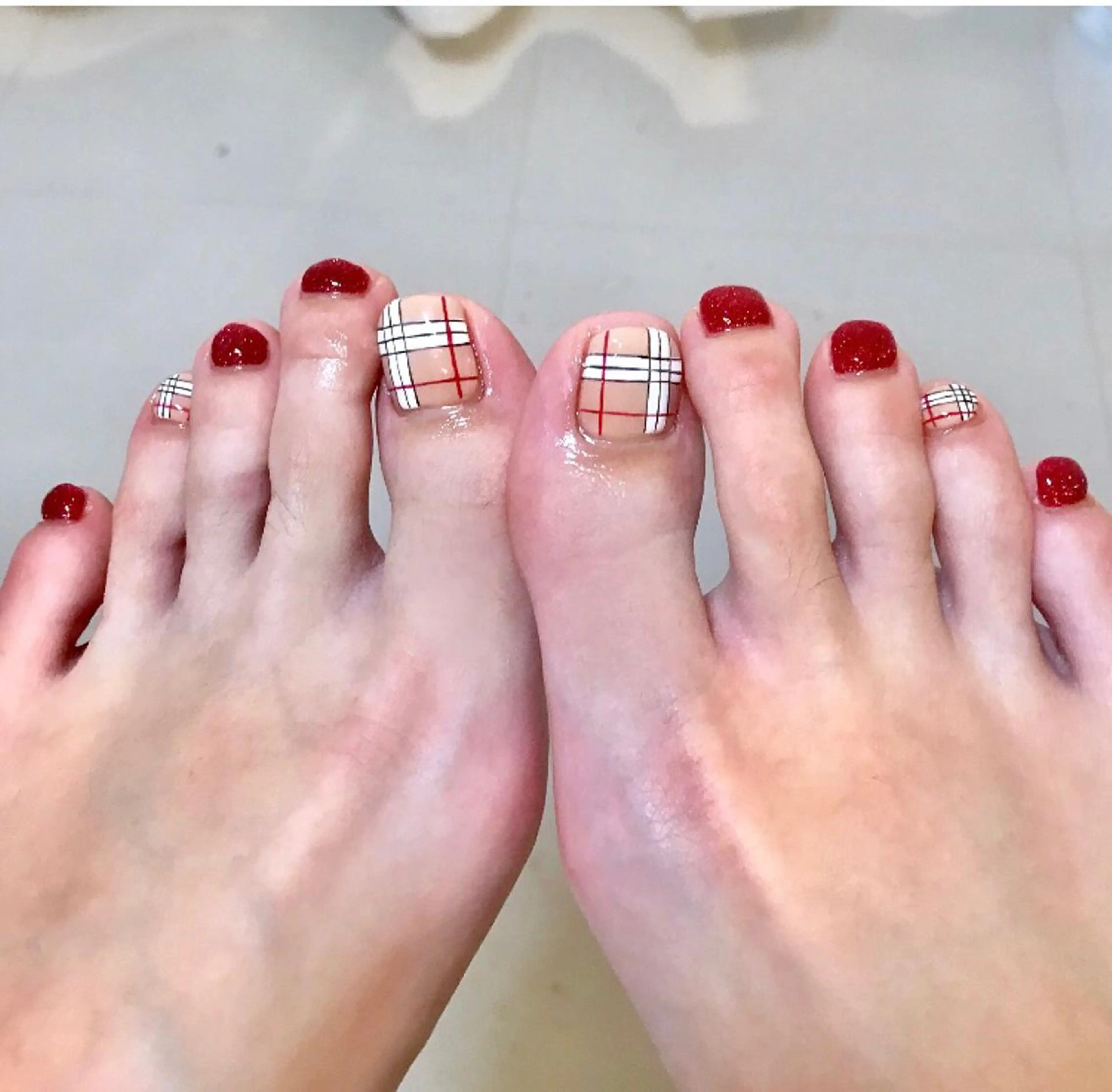 ショート カラー パーマ ヘアアレンジ ネイル マツエク・マツパ レッドカラー ラメ(グリッター) 赤色 フットネイル ハンドケア nail&eye Aoのマツエク・マツパデザイン