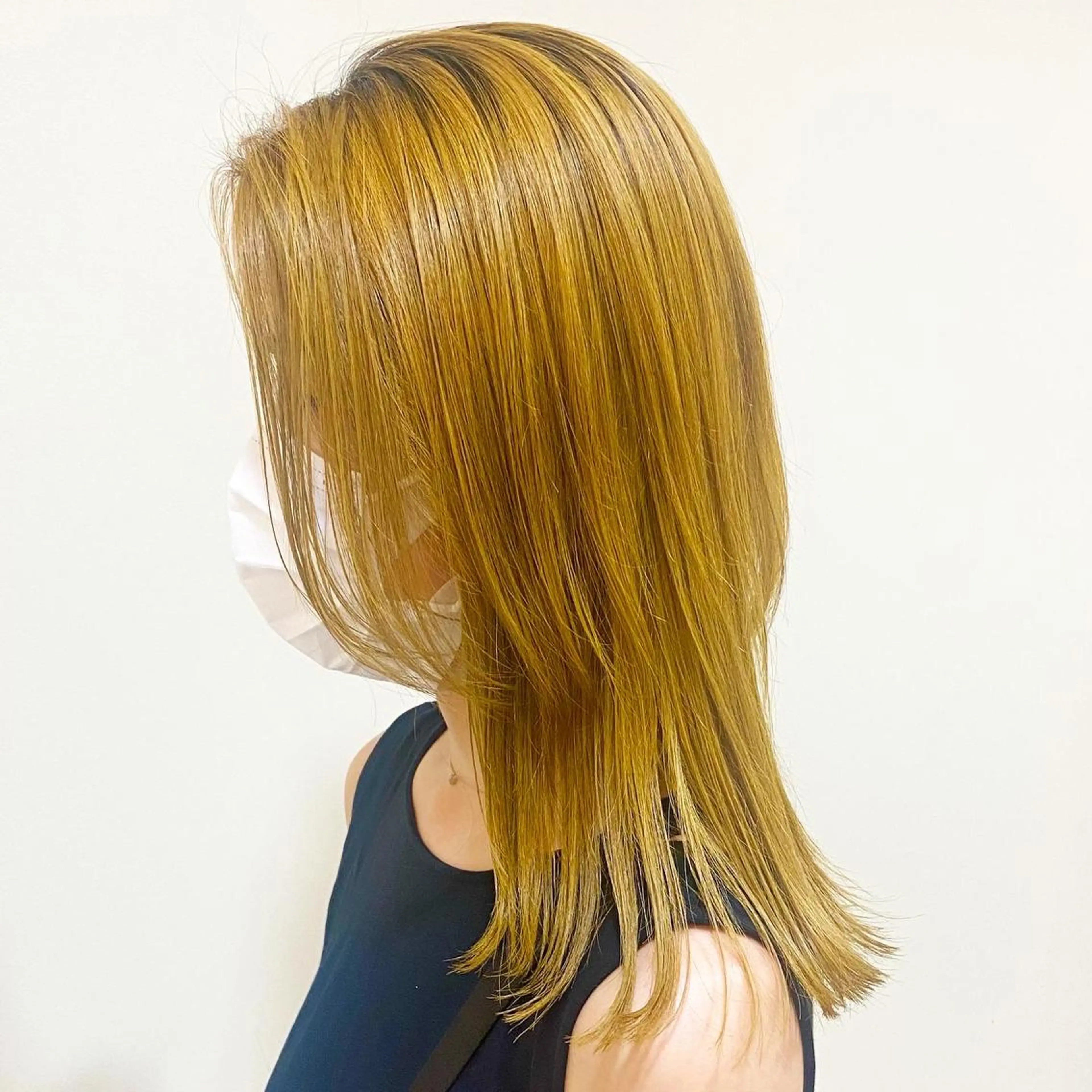 セミロング カラー ANNA ／艶髪／ハイトーンのヘアスタイル