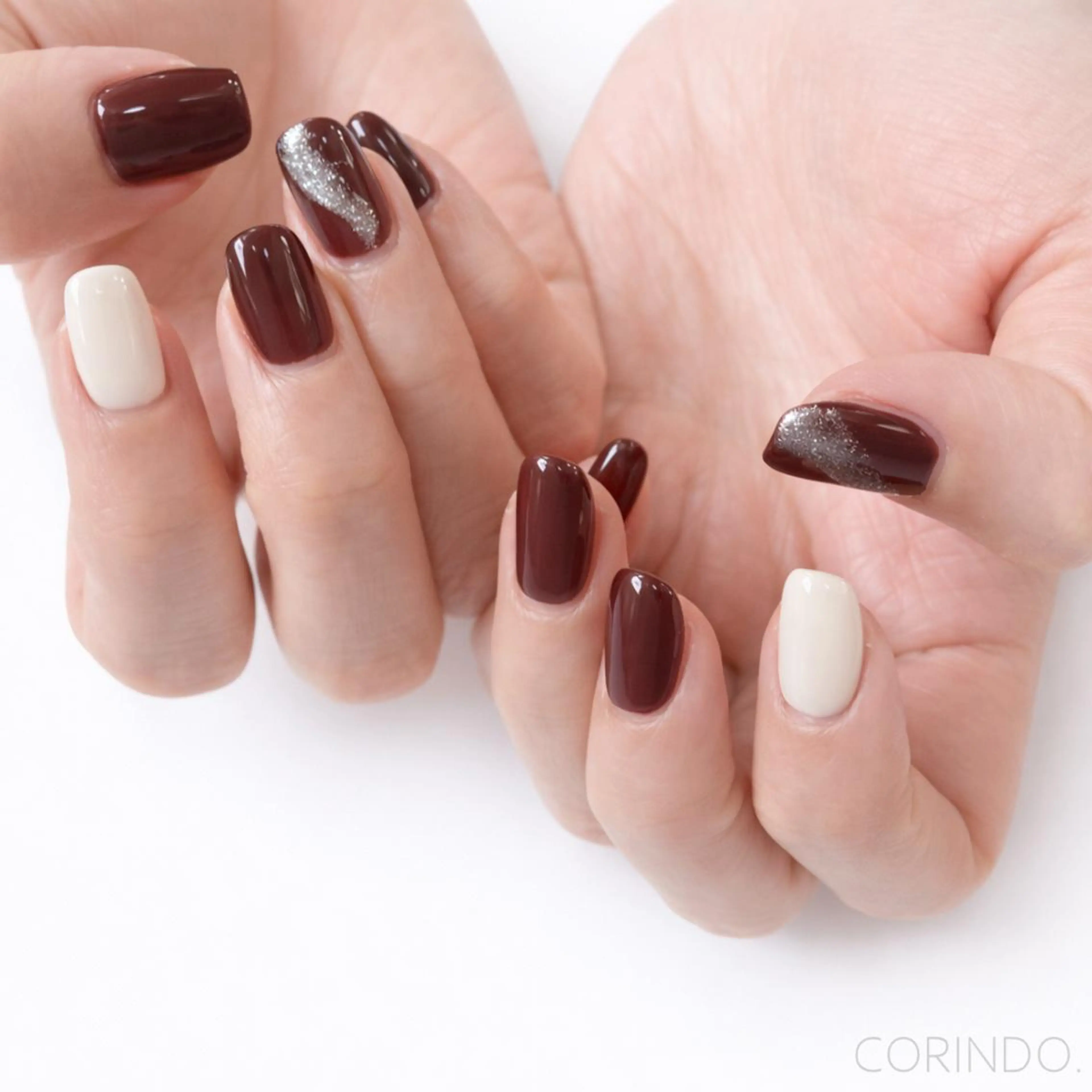 ネイル ボルドー ラメ(グリッター) ワンカラーネイル 赤色 ホワイト 🌸PC診断×ネイル 垢抜け専門 SARAのネイルデザイン