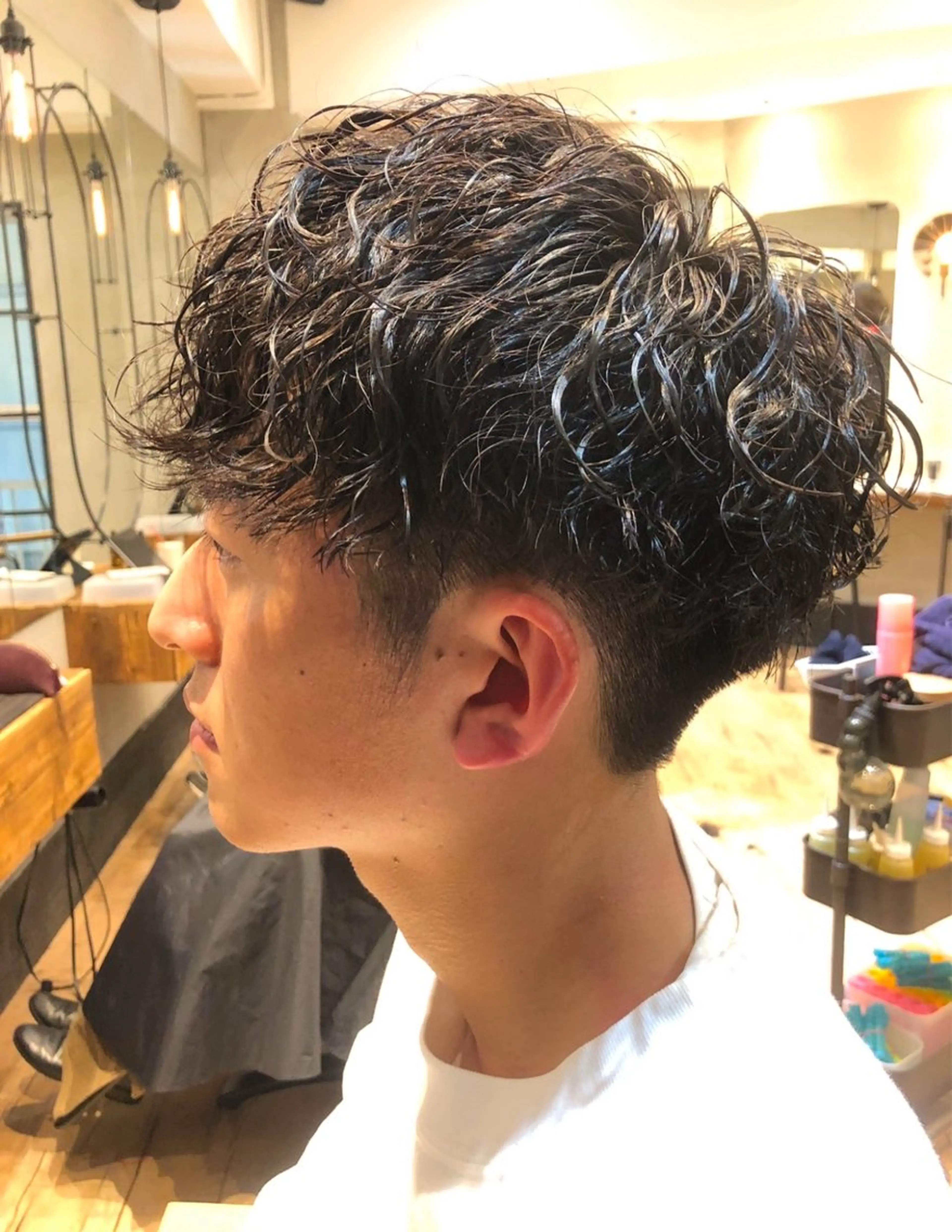 ショート パーマ メンズ ビジネス センターパート フェードカット メンズ韓国風 マッシュ カット パーマ トリートメント ヘアセット 新宿メンズ専門 髪質改善パーマ特化のヘアスタイル