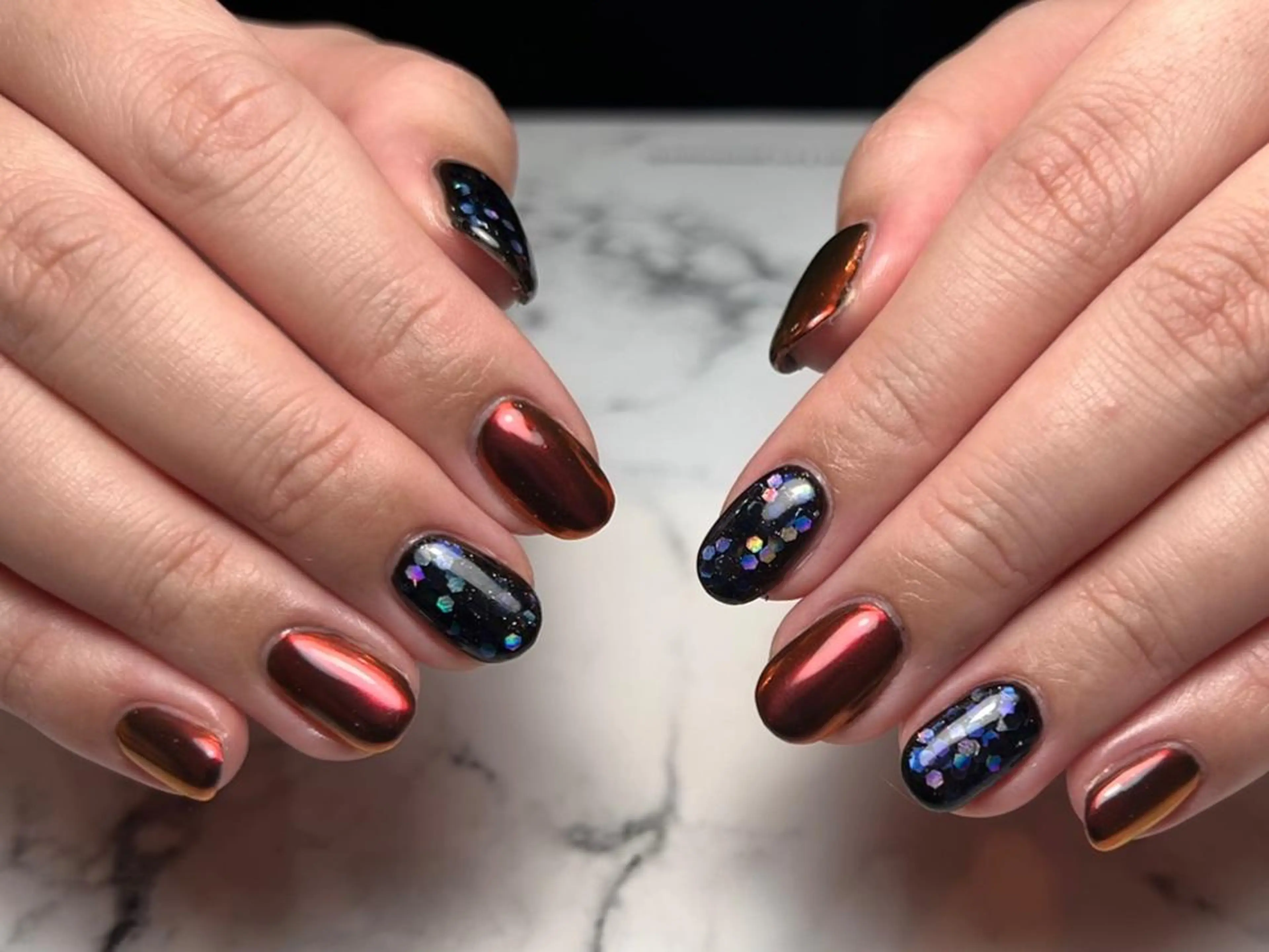 ネイル アートネイル オーロラネイル ブルー ゴールド グリーン ハンドネイル Nailist Honamiのネイルデザイン