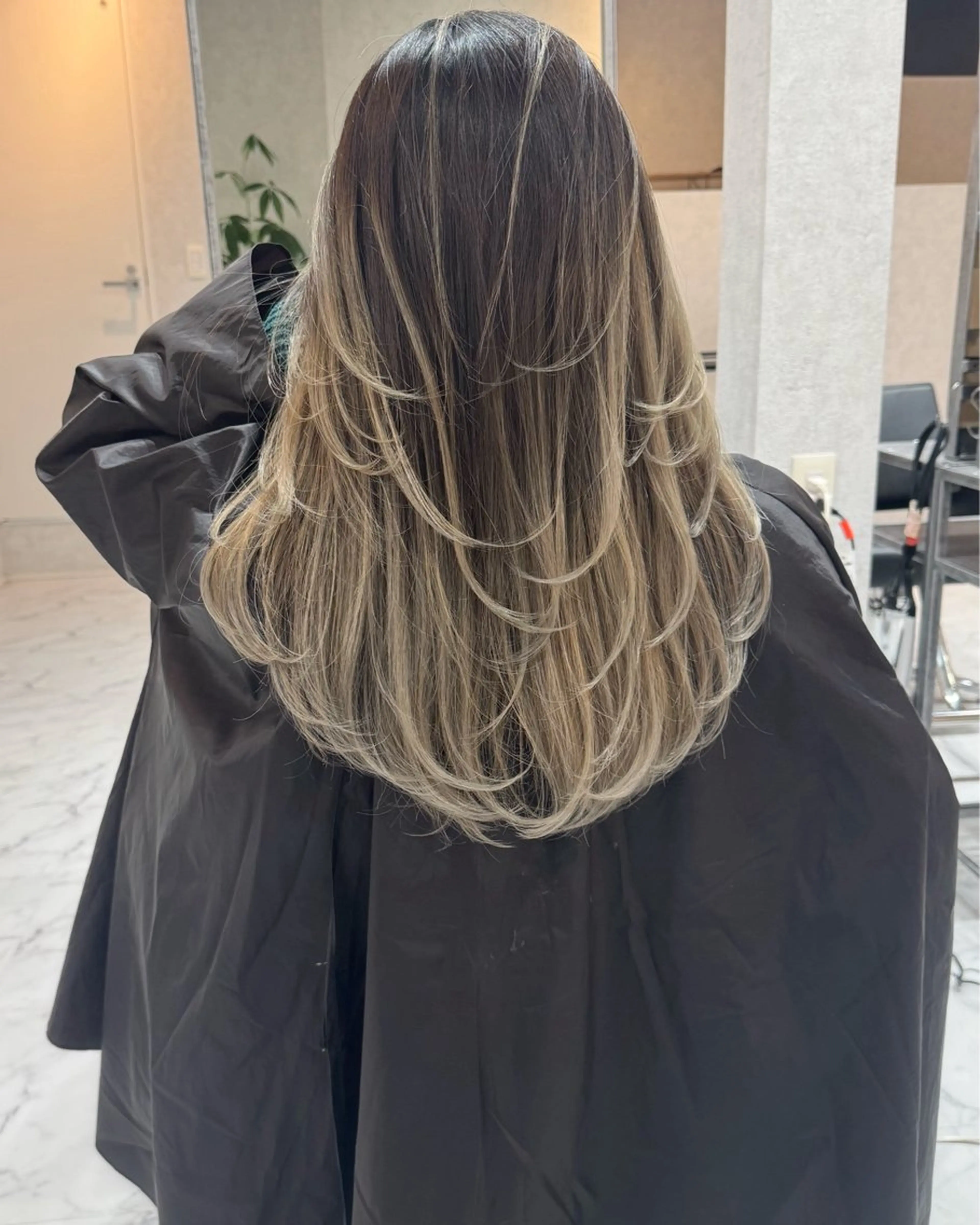 セミロング カラー ヘアアレンジ バレイヤージュ デザインカラー ハイライトカラー 外国人風カラー ハイライト カット ヘアカラー トリートメント アンドウ ユウ/ レイヤーカット/韓国のヘアスタイル